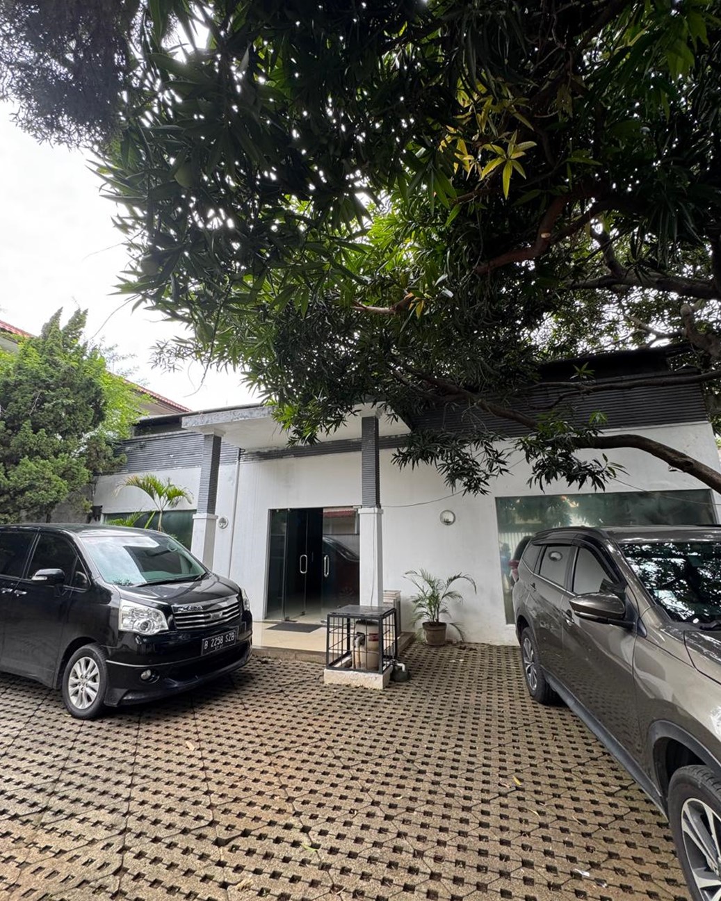 Dijual Rumah Eks Kantor di Mampang Prapatan, 1 Lantai. Cocok Kantor