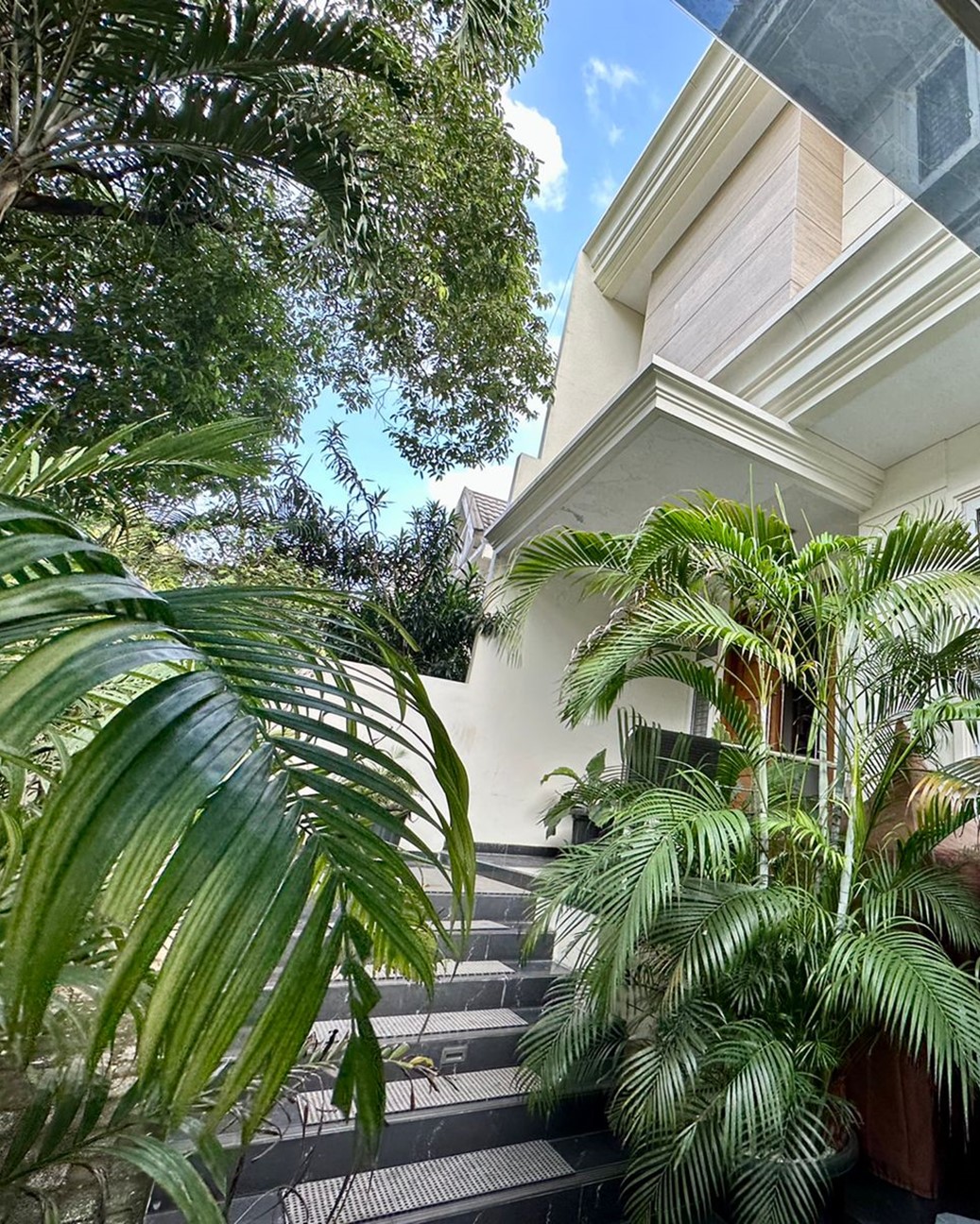 Rumah Cantik Dijual di Pondok Indah, 3 Lantai, 6 Kamar Tidur