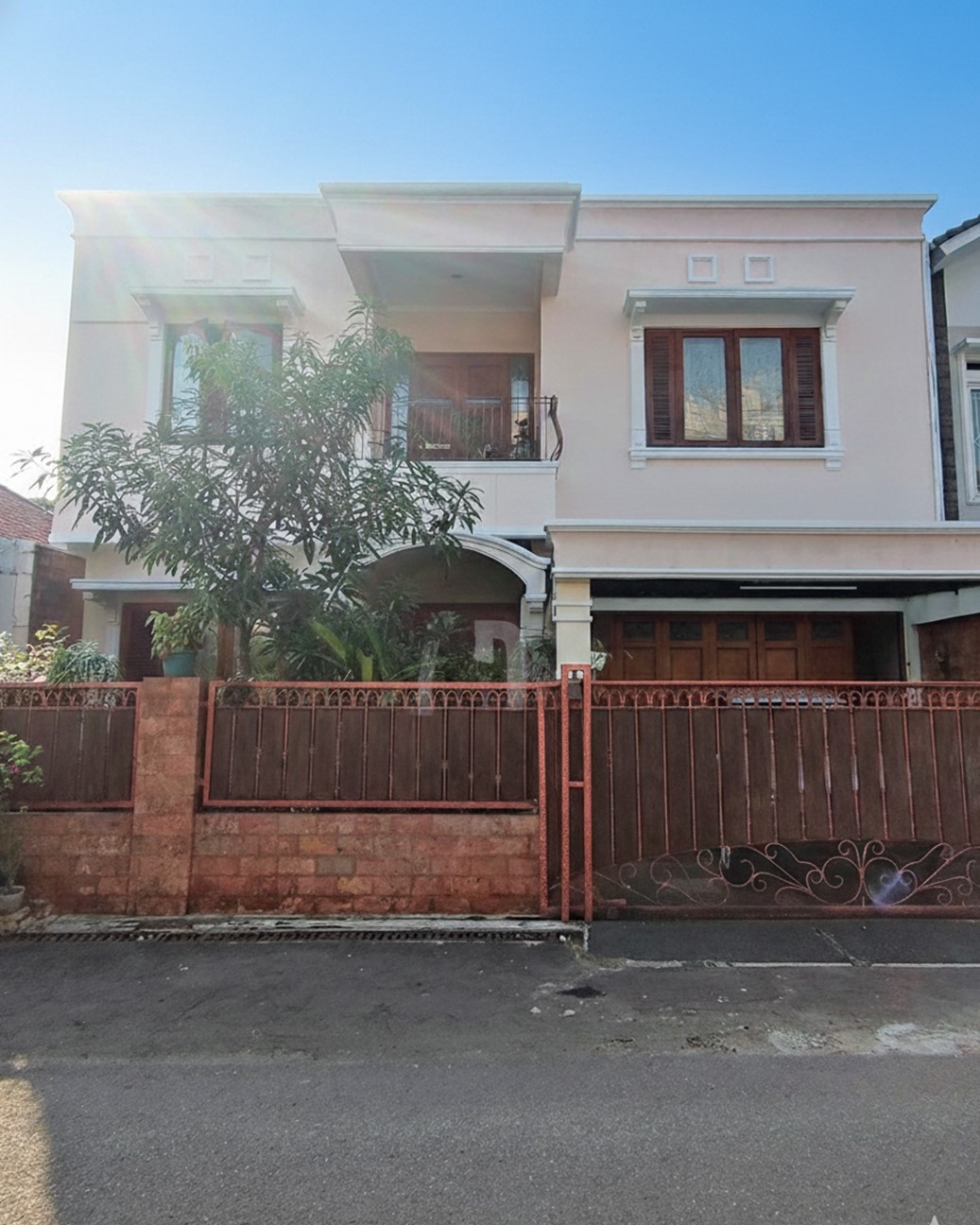 Rumah Dijual di Kebayoran, 2 Lantai, Semi Furnished, Dekat area Pakubuwono, Blok M