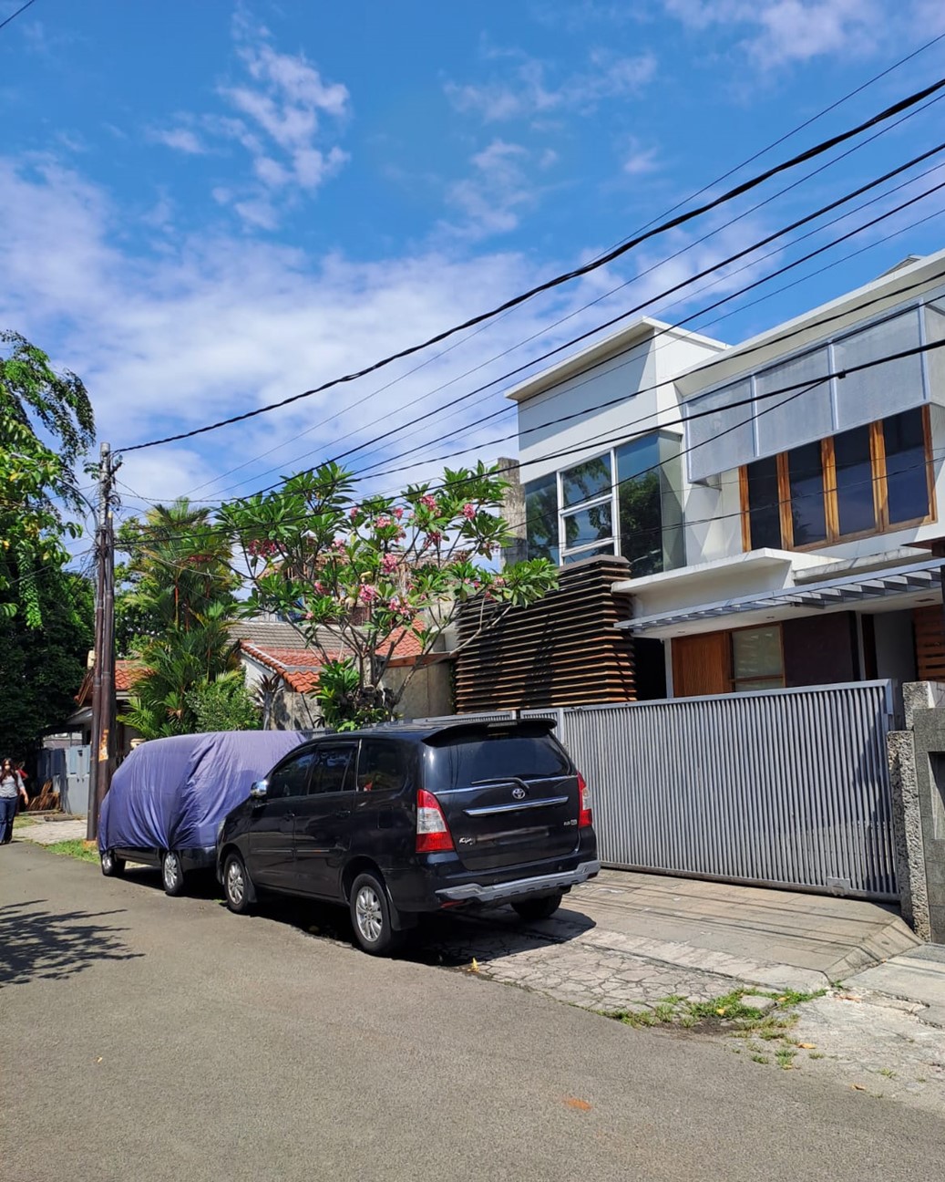 Rumah Dijual di Kebayoran Baru. Semi Furnished, Ada Ruang Kerja dan Belajar