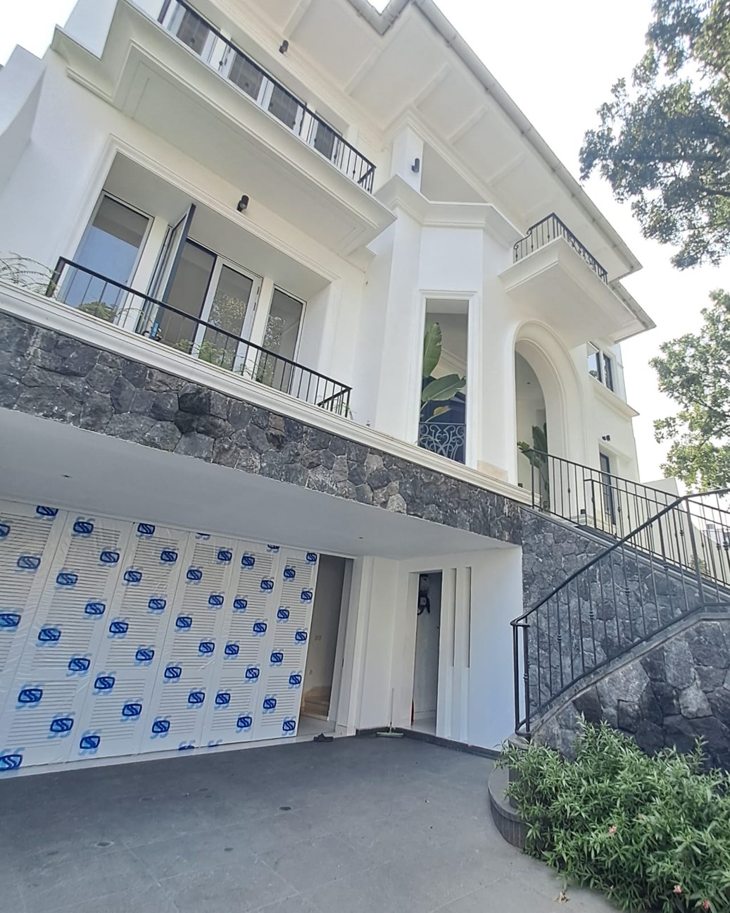 Rumah B New Classic Mediterania, Siap Huni, Jalan Lebar, Asri, Lift, Ada 1KT/KM Dibawah