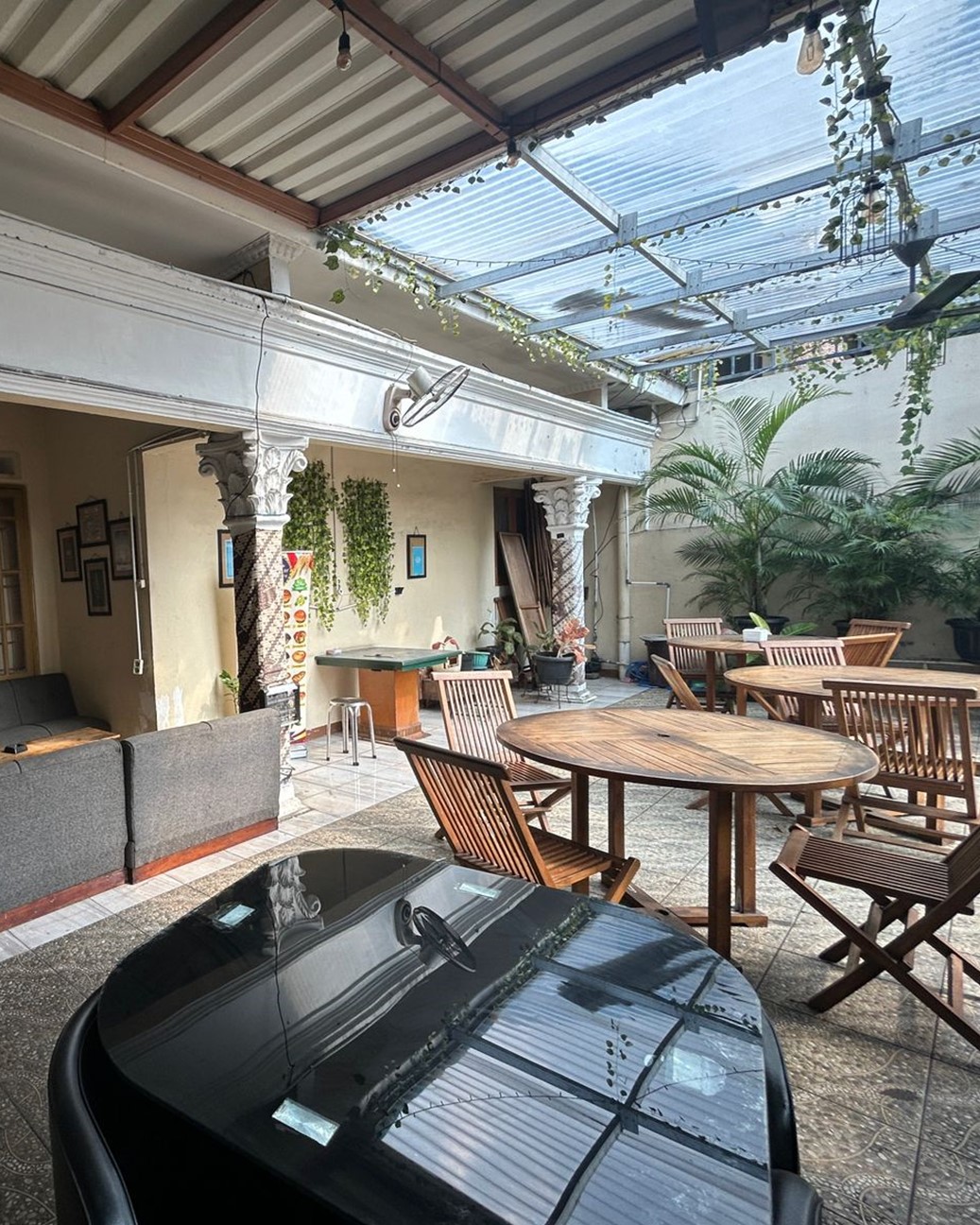 Rumah Dijual di Tomang. 1,5 Lantai, 9 Kamar Tidur, Cocok Kost atau Cafe