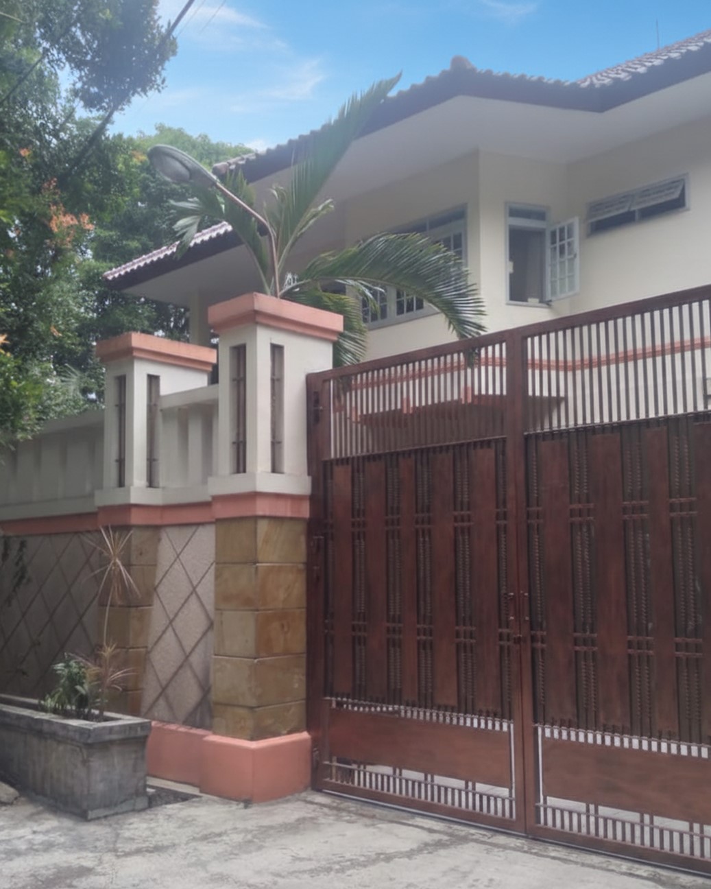 Dijual Rumah Bagus Depan Taman area Dekat Blok M Kebayoran Baru. Posisi Huk