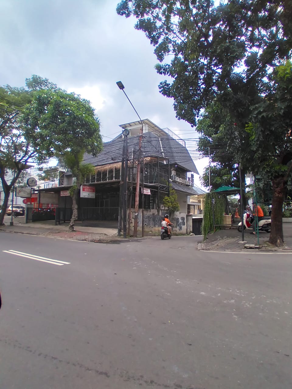 Dijual Rumah area Gandaria, Posisi Hoek, Ada Rooftop