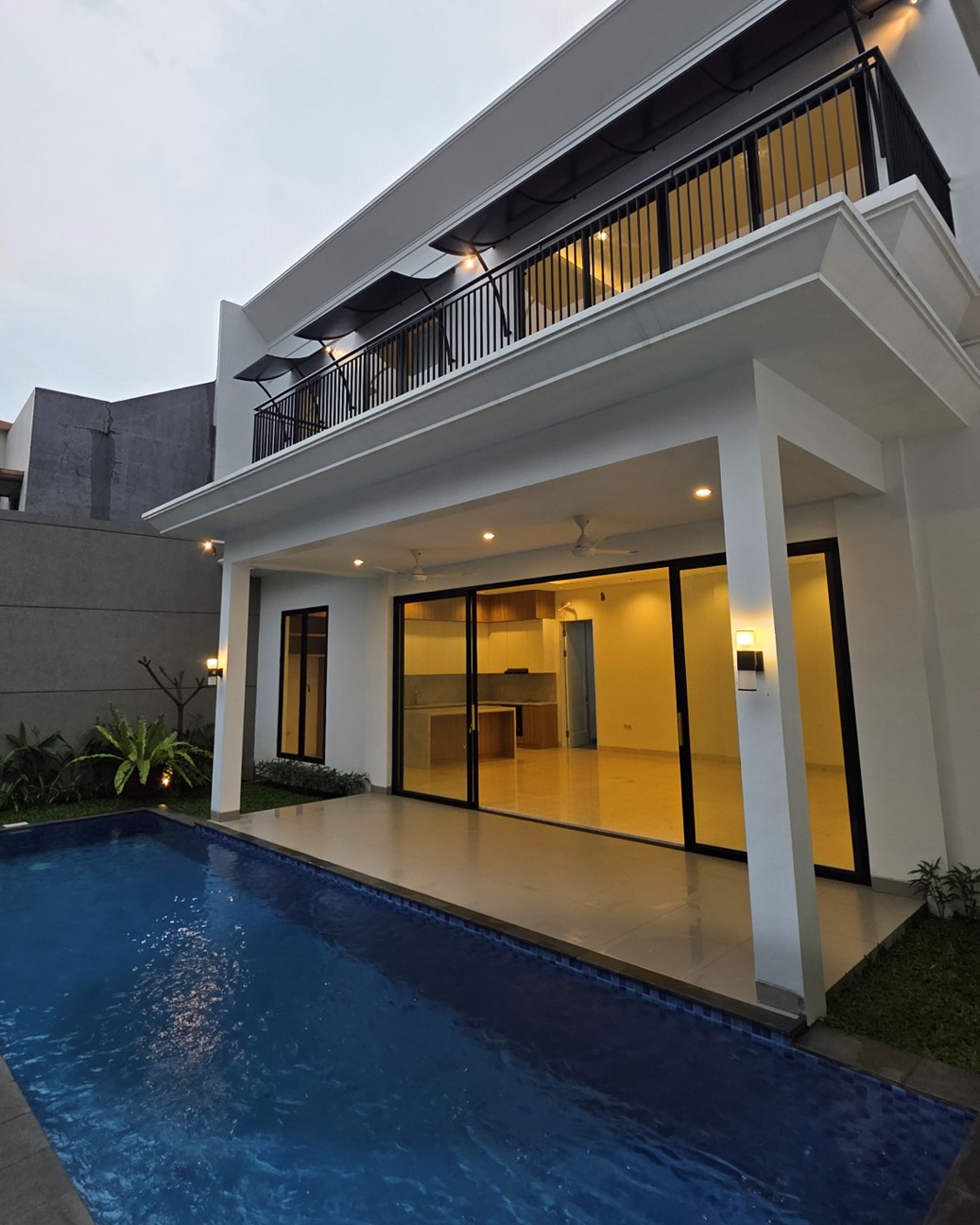 Rumah baru belakang Citos ! Bergaya American Classic. Ada Kolam Renang!