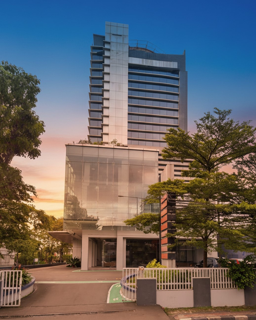 Gedung Kantor 13 Lantai di Pondok Pinang, Ada Lift, Basement, Zona Komersil