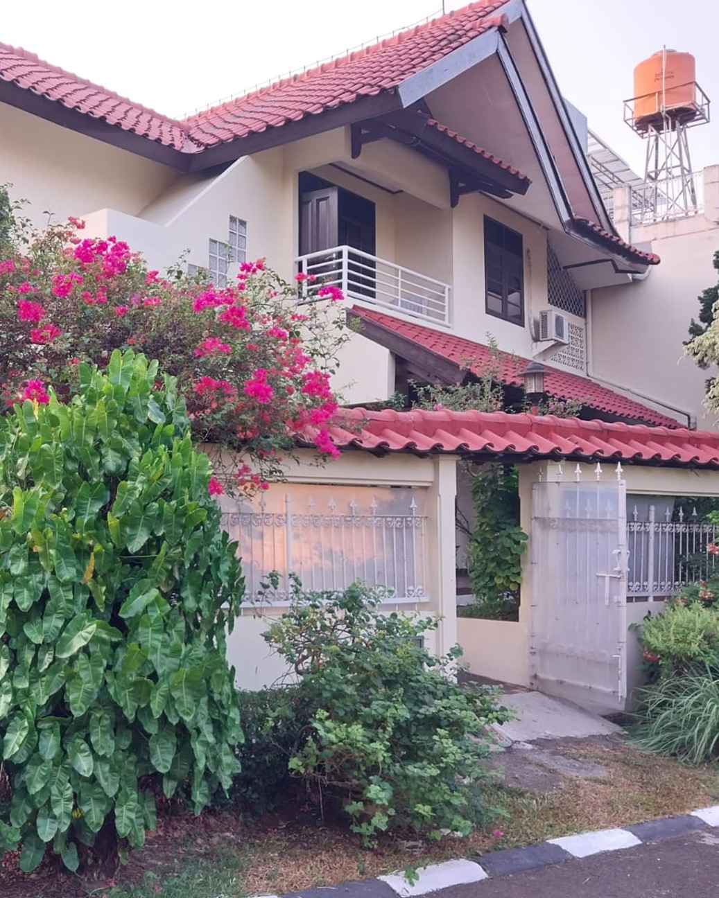 Jual Rumah Pondok Indah-2 Lantai, KT Utama dibawah, Halaman Luas