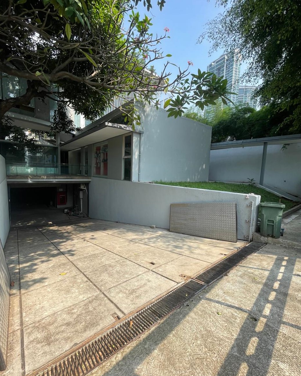 Jauh Dibawah Harga NJOP! Gedung 2 Lantai Siap Huni, Selangkah Dari Mcd Kemang