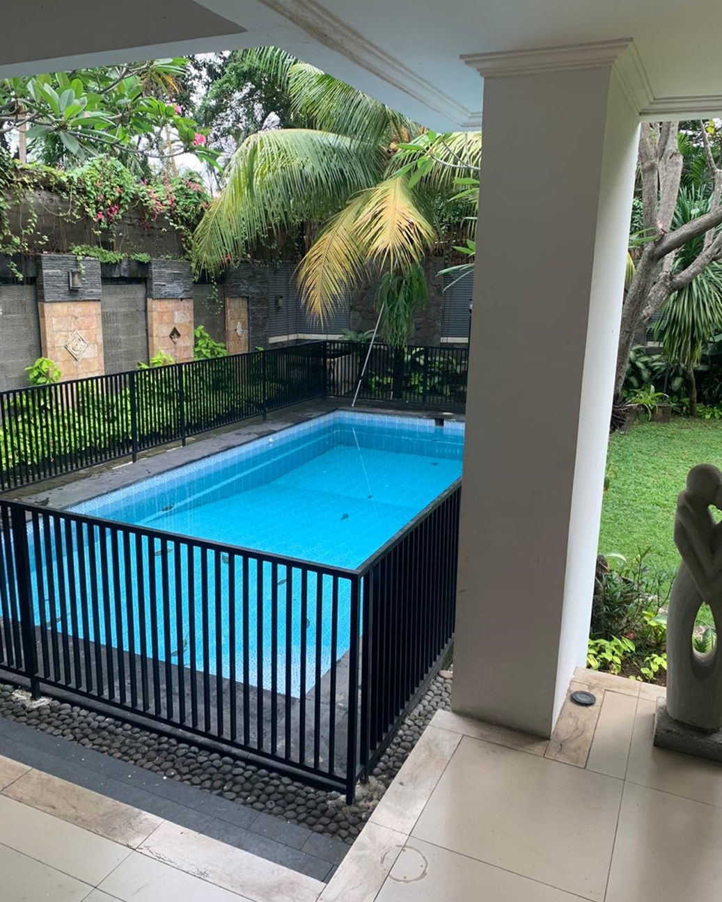 Rumah Dijual di Area Cilandak Cipete, Dekat Sekolah Belanda. Carport Luas