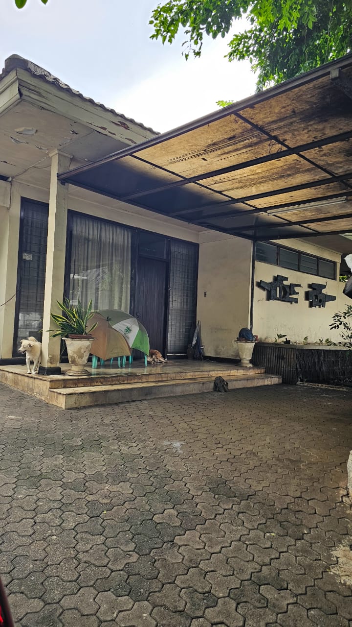 Rumah Lama 1 Lantai di Permata Hijau. Halaman Luas, Asri 