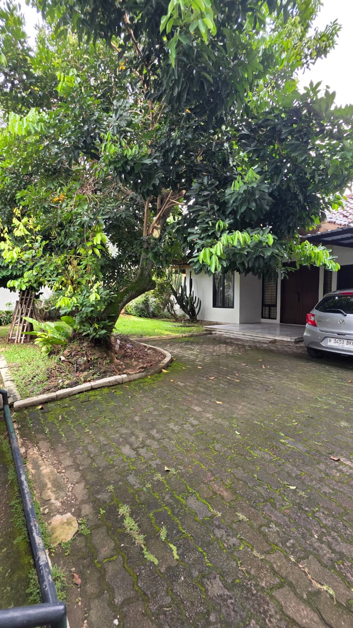 Rumah 1 Lantai di Lebak Bulus, Tenang, Jalan Lebar, Taman Depan dan Belakang