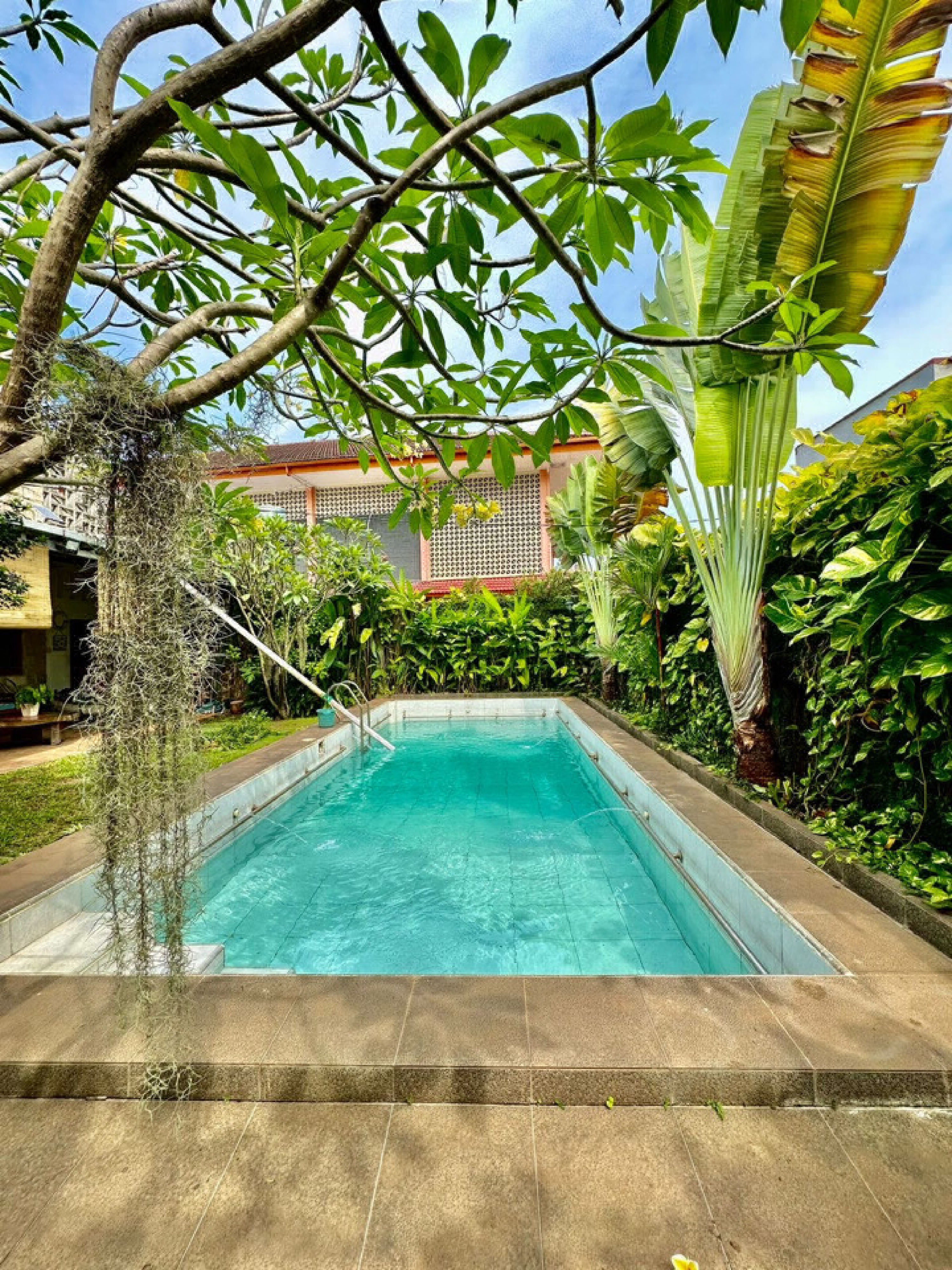 Rumah Tropical Modern di Lebak Bulus Ada Kolam Renang - LT 440M2, Dekat MRT