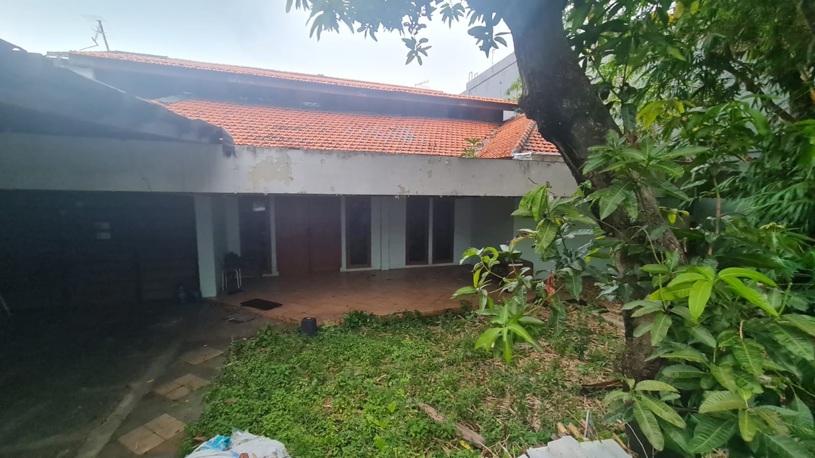 Rumah Lama 1,5 Lantai di Area Tebet, Jalan Tenang Akses 2 Mobil