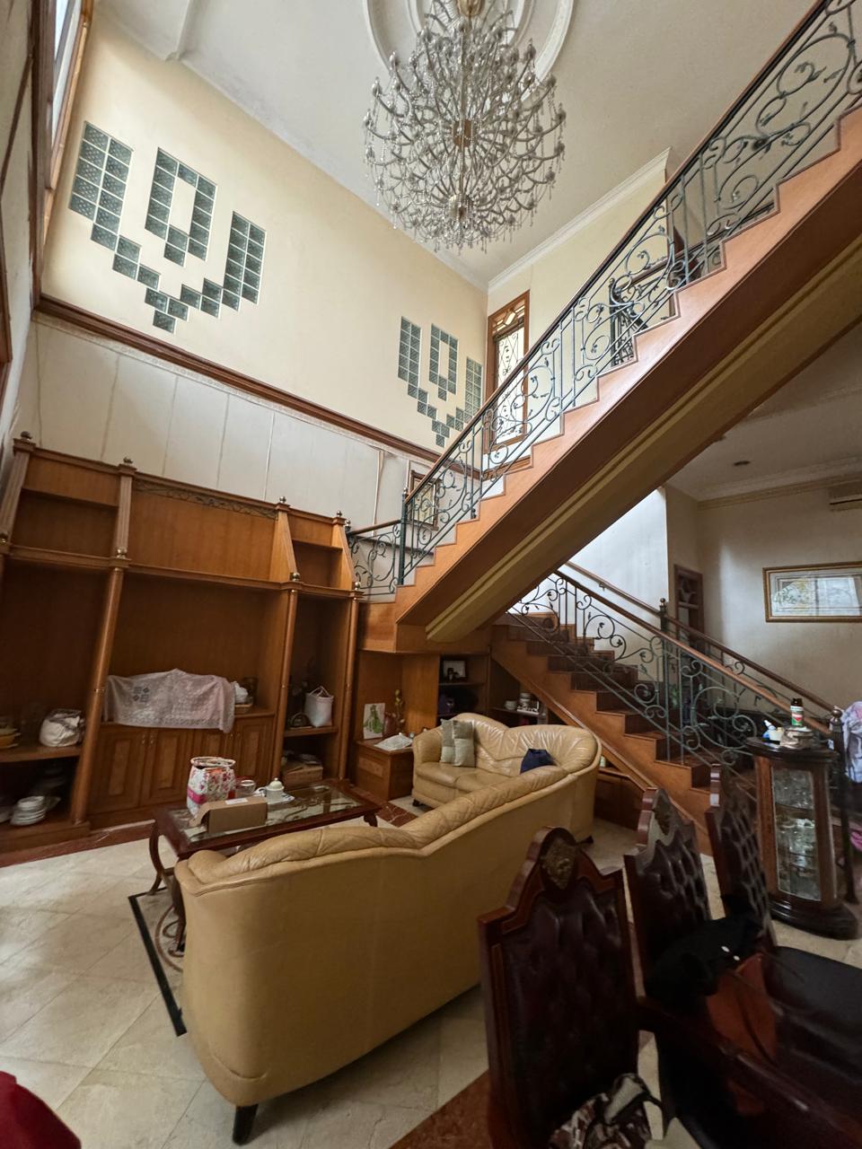 Rumah Murah Furnished Gaya Klasik di Kebayoran Baru