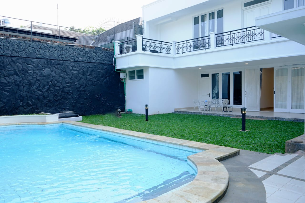 Hunian Prestisius Pondok Indah, Dekat JIS – 2 Lantai, Kolam Renang, One Gate