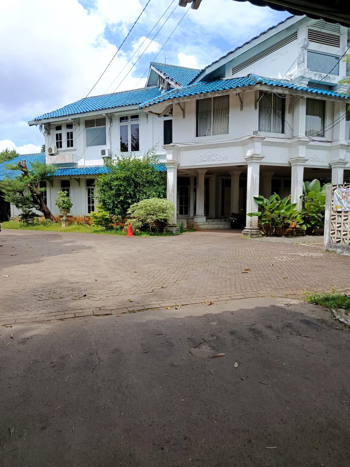 Jual Rumah Hitung Tanah di Lebak Bulus, Kondisi Layak Huni, Ada Beberapa Bangunan. Harga Bawah NJOP! 