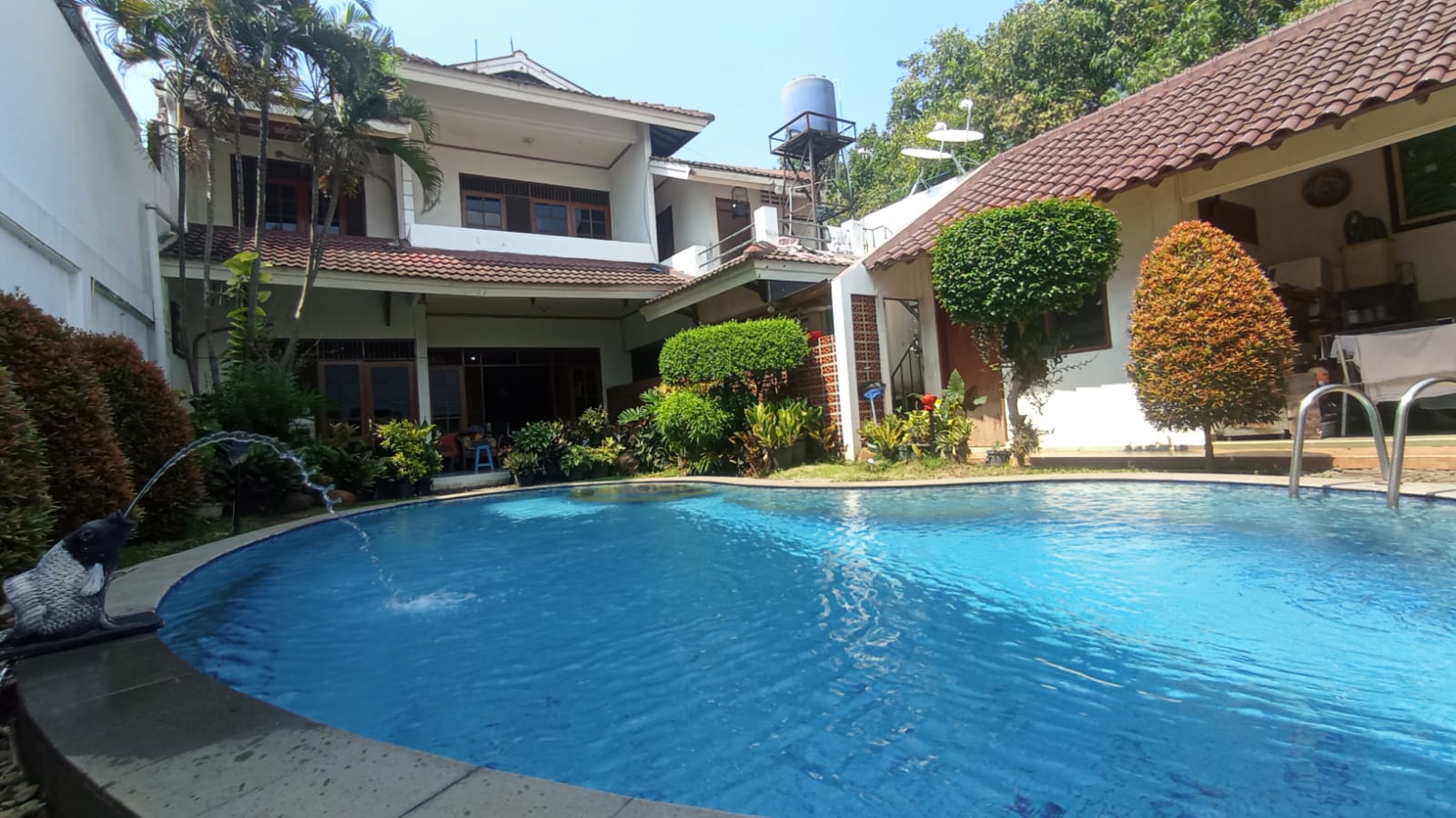 Jual Rumah di Cempaka Putih Ciputat, Cocok Rumah Tinggal, atau Tempat Usaha. Semi Furnished, Ada Taman Samping