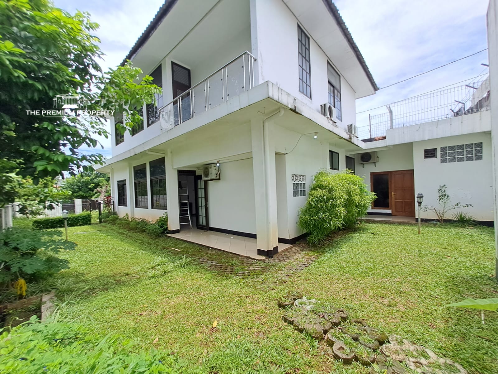 Rumah Dalam Komplek di Tanjung Barat, Rumah Terawat, Lokasi di Pojok, Parkir Luas