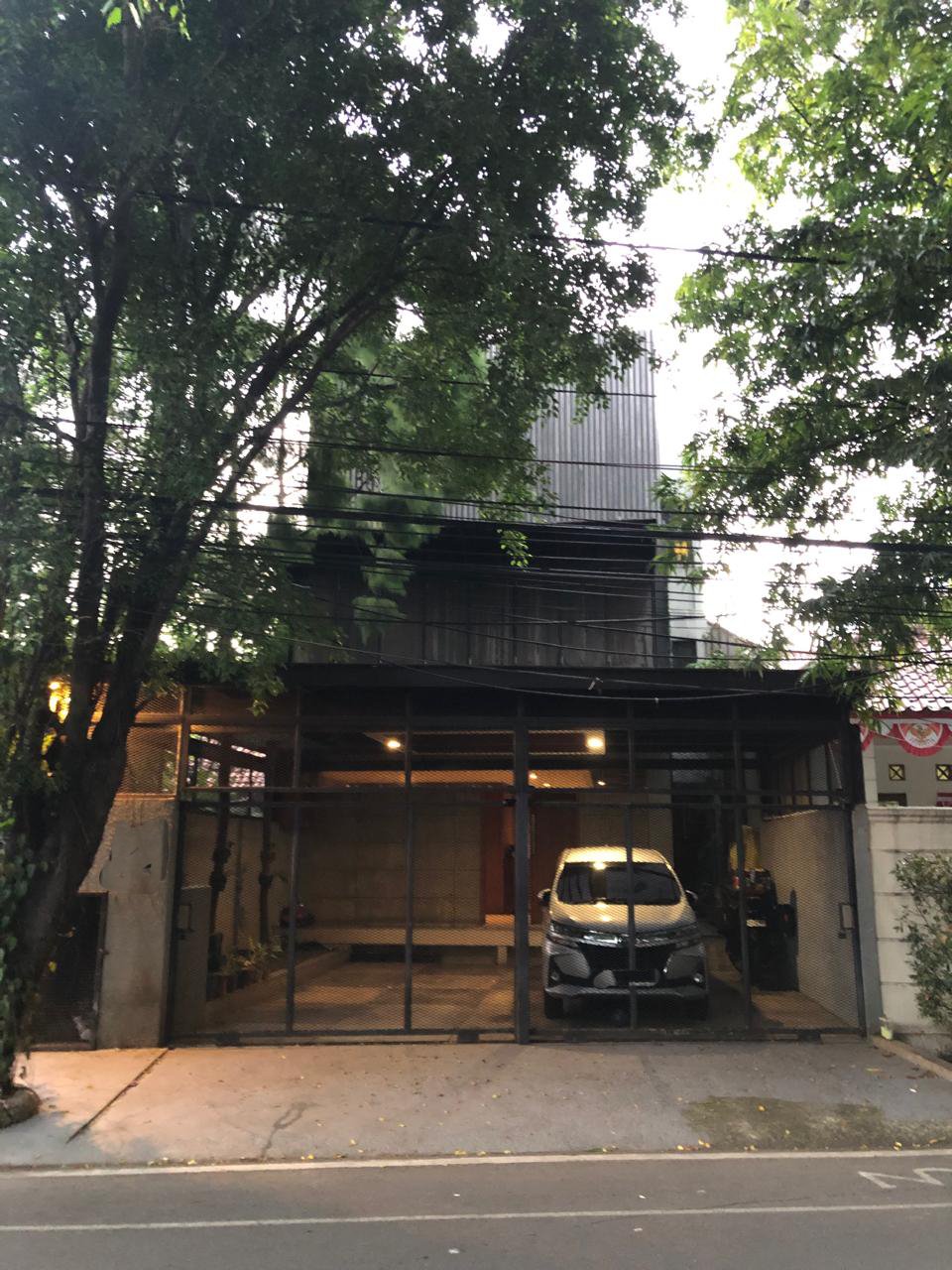 Rumah Dijual Di Pancoran, Dalam Komplek, Ada Basement dan Rooftop