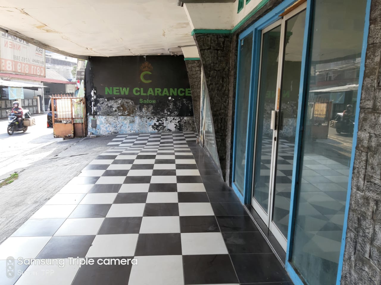 Dijual Rumah Tua di Bendungan Hilir, Ex salon, Jalan Depan Lebar 8 m, 100 m Dari Jl. Gatot Subroto dan Bebas Banjir