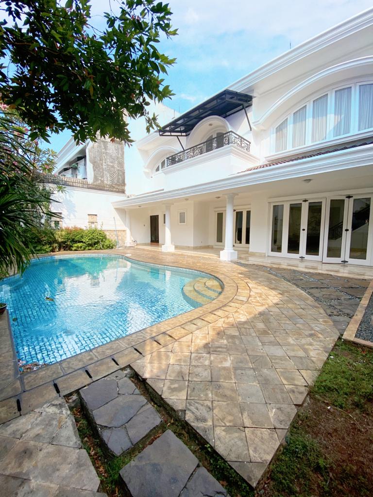 Dijual Rumah 2 Lantai di Lebak Bulus. Rumah Cantik Siap Huni, Ada Pool