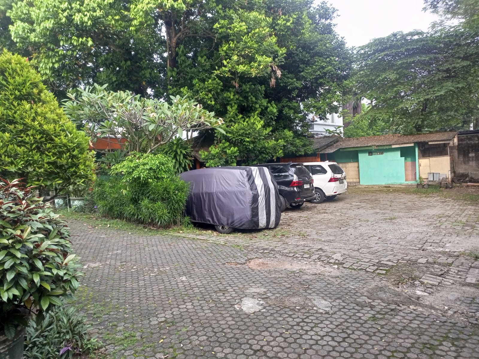 Rumah Dengan Halaman Luas di Lebak Bulus, Ada Kolam Ikan, Depan Bumi Karang Indah