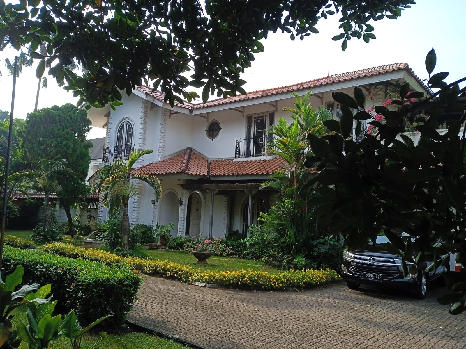 Dijual Rumah di Pejaten, 2 Lantai, Ada Kolam Renang