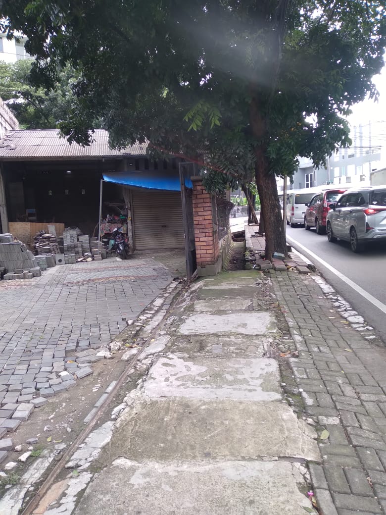 Dijual Rumah di Pinggiran Jalan Deplu Raya, Cocok Jadi Usaha, Parkir Luas