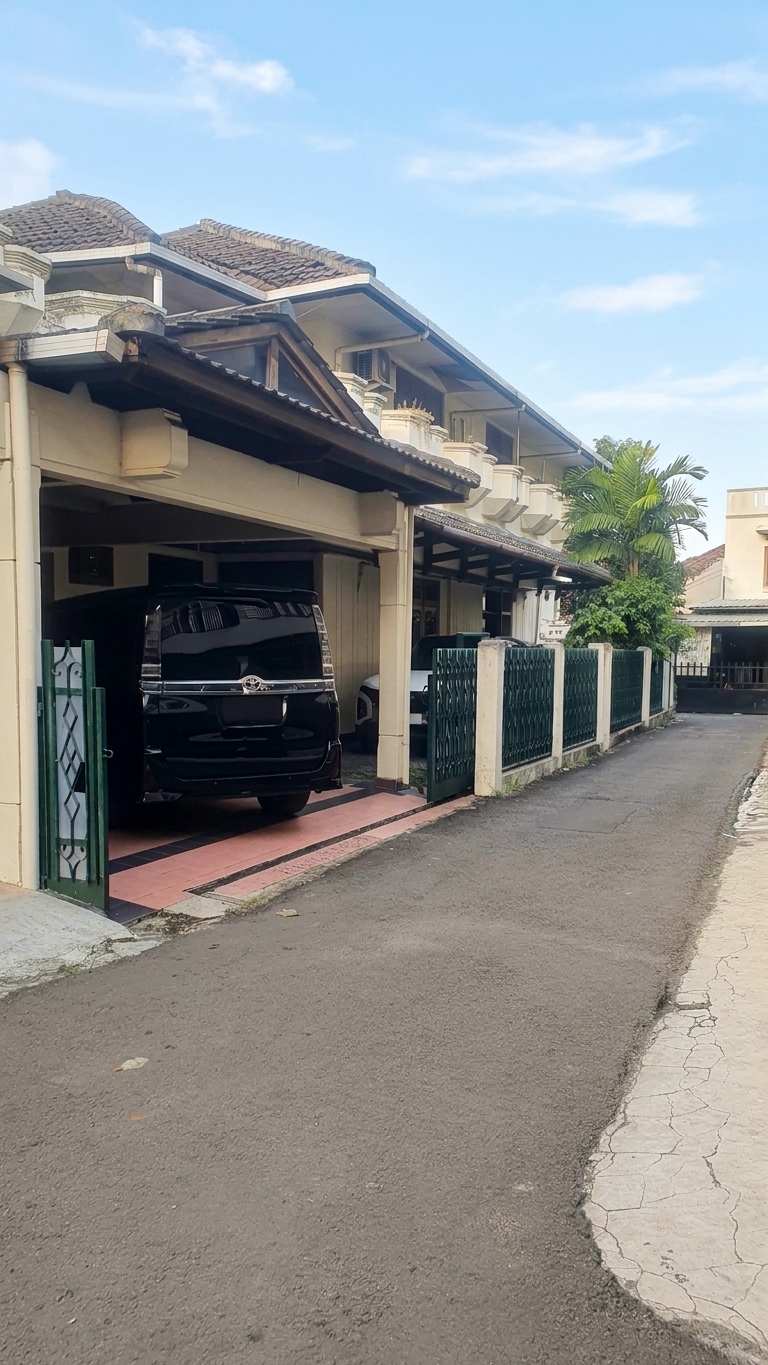 Rumah Lama 2 Lantai di Tebet, Ada 11 KT, Cocok Jadi Kost2an