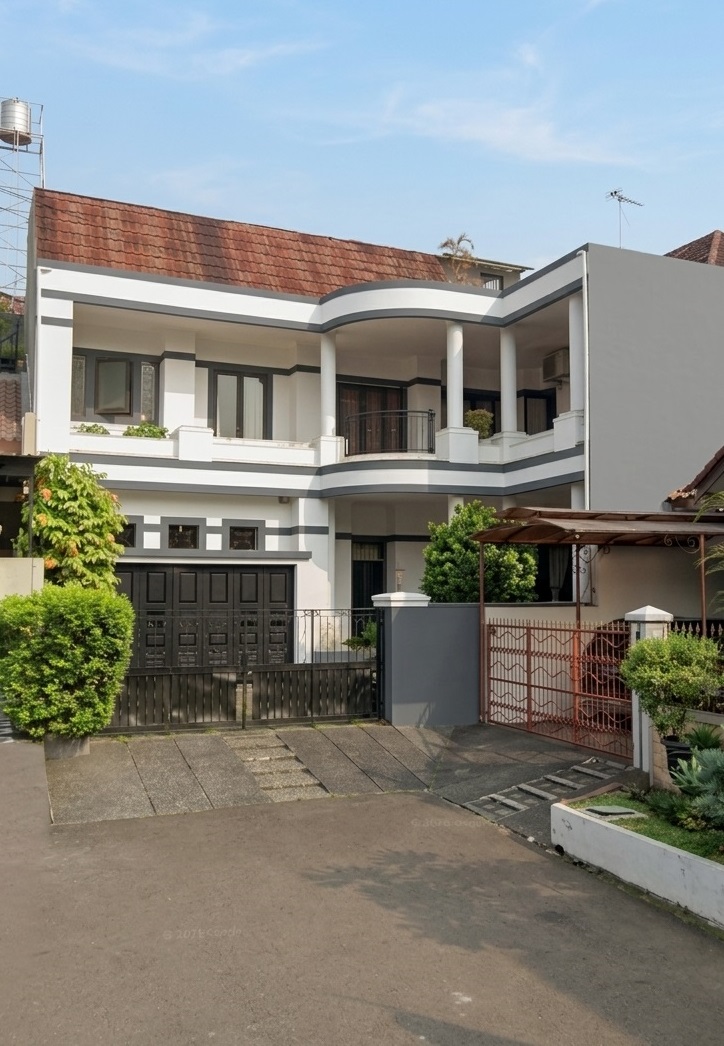 Rumah 2 Lantai Depan Taman di Pondok Indah - Ada Basement dan Garden