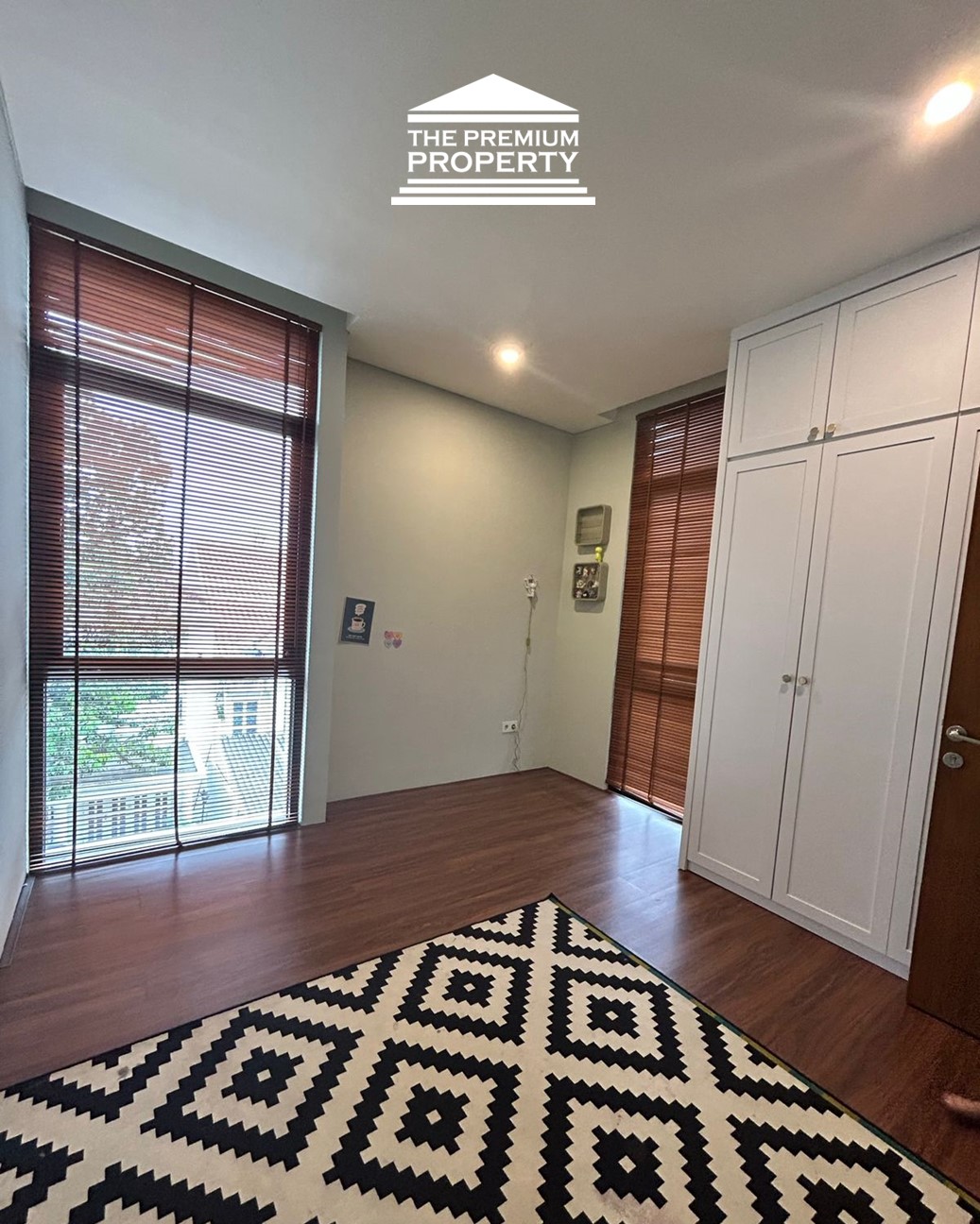 Rumah Mewah Pondok Indah Tersewa – ROI Jelas, Desain Estetik, Ada Solar Panel