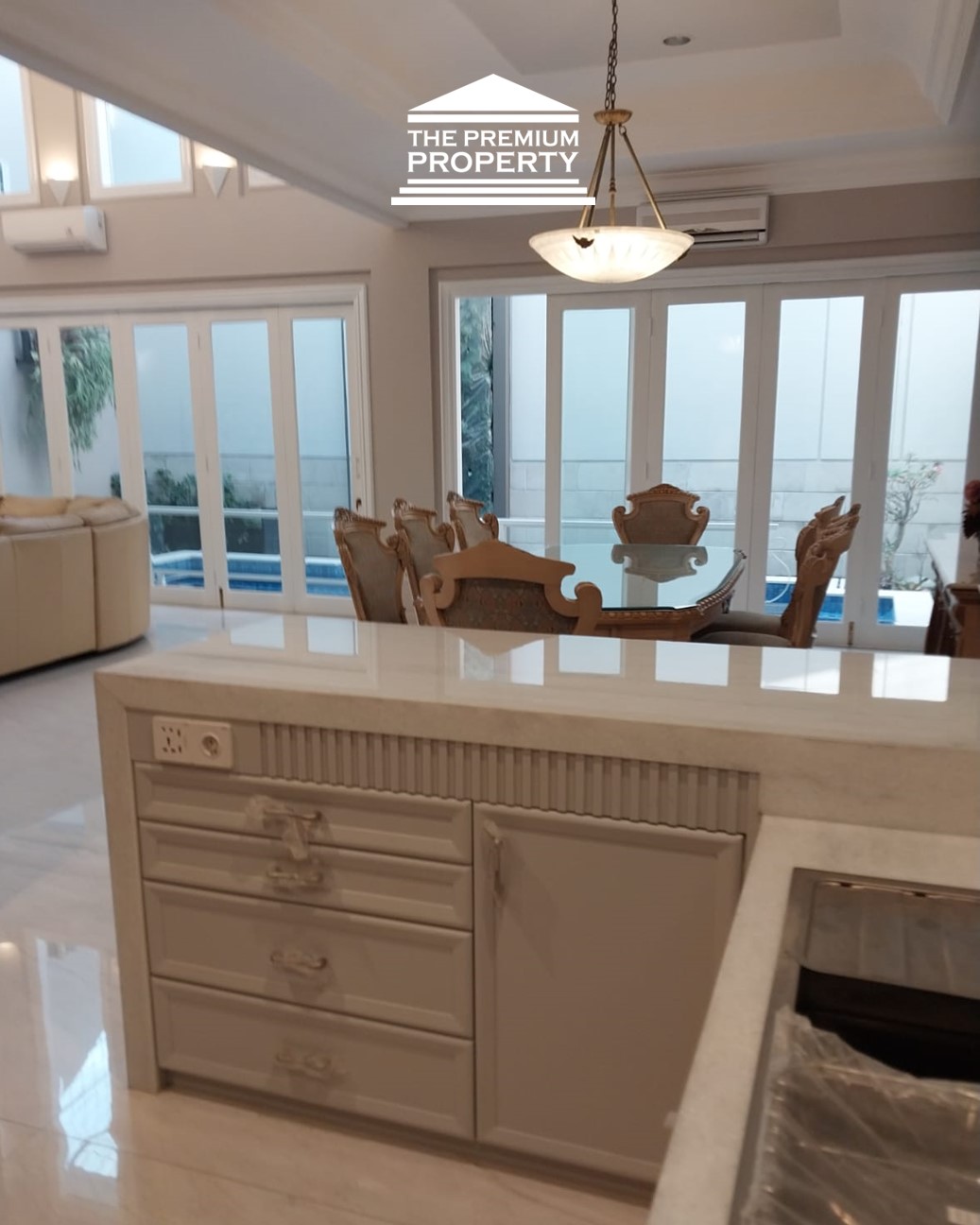 Rumah Dijual di Pondok Indah, area Favorit, Brand New, Semi Furnished, ada Kolam Renang