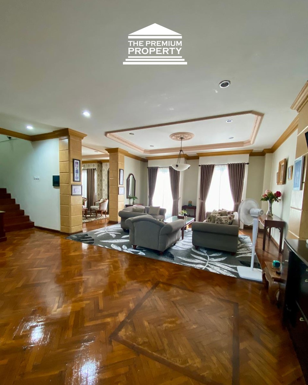 Rumah dijual di Pondok Indah, 3 Lantai, 3+2 Kamar Tidur, Lantai Parquet, Parkir 5 Mobil