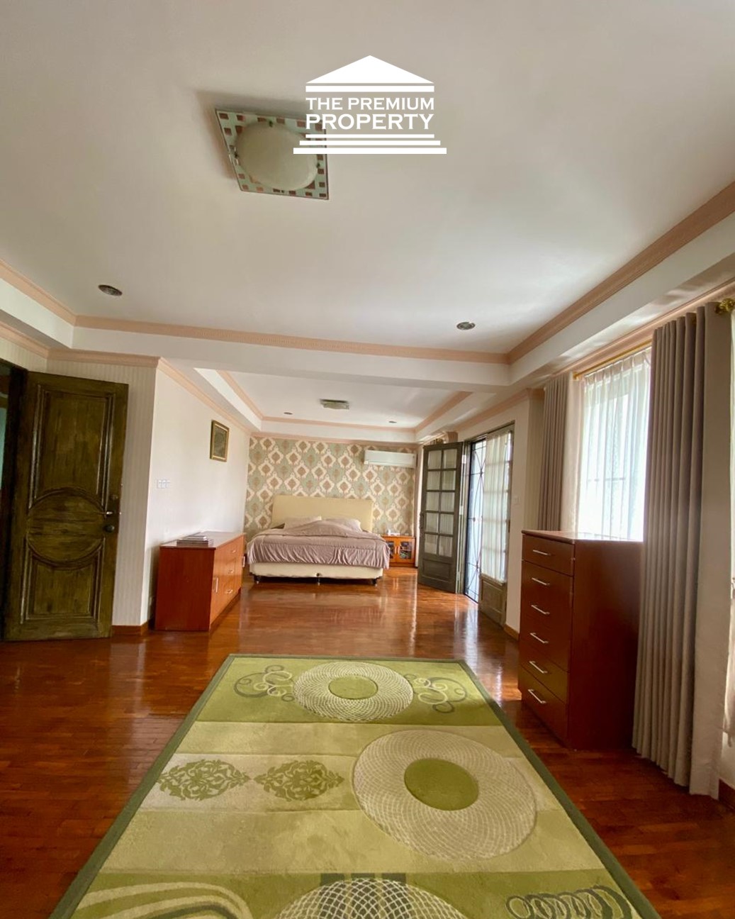 Rumah dijual di Pondok Indah, 3 Lantai, 3+2 Kamar Tidur, Lantai Parquet, Parkir 5 Mobil