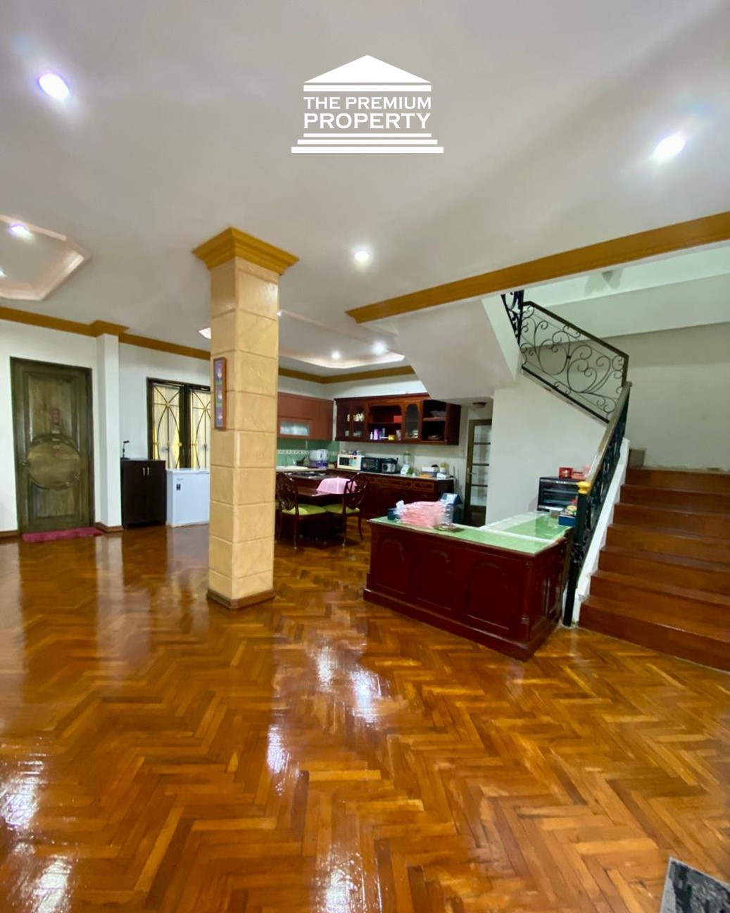 Rumah dijual di Pondok Indah, 3 Lantai, 3+2 Kamar Tidur, Lantai Parquet, Parkir 5 Mobil