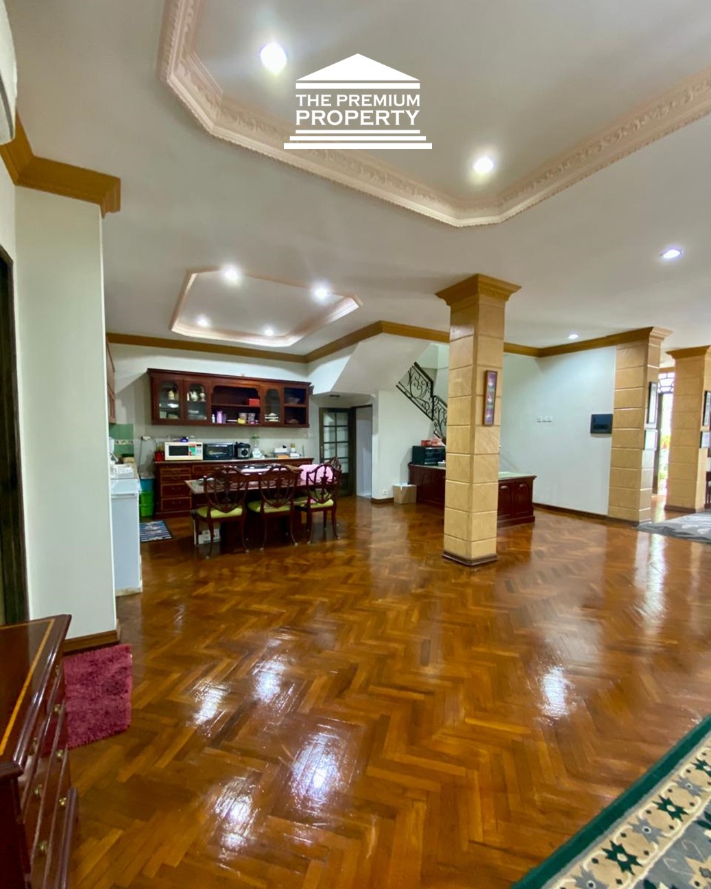 Rumah dijual di Pondok Indah, 3 Lantai, 3+2 Kamar Tidur, Lantai Parquet, Parkir 5 Mobil