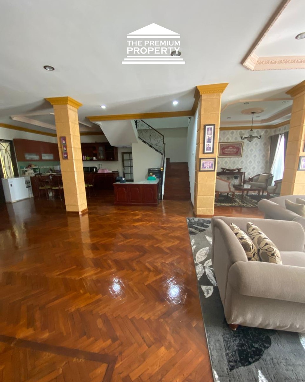 Rumah dijual di Pondok Indah, 3 Lantai, 3+2 Kamar Tidur, Lantai Parquet, Parkir 5 Mobil