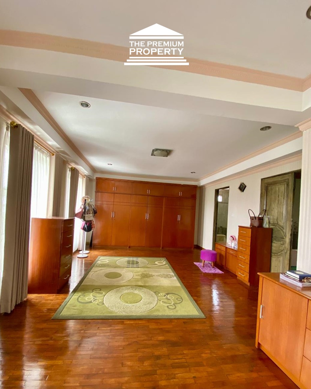 Rumah dijual di Pondok Indah, 3 Lantai, 3+2 Kamar Tidur, Lantai Parquet, Parkir 5 Mobil