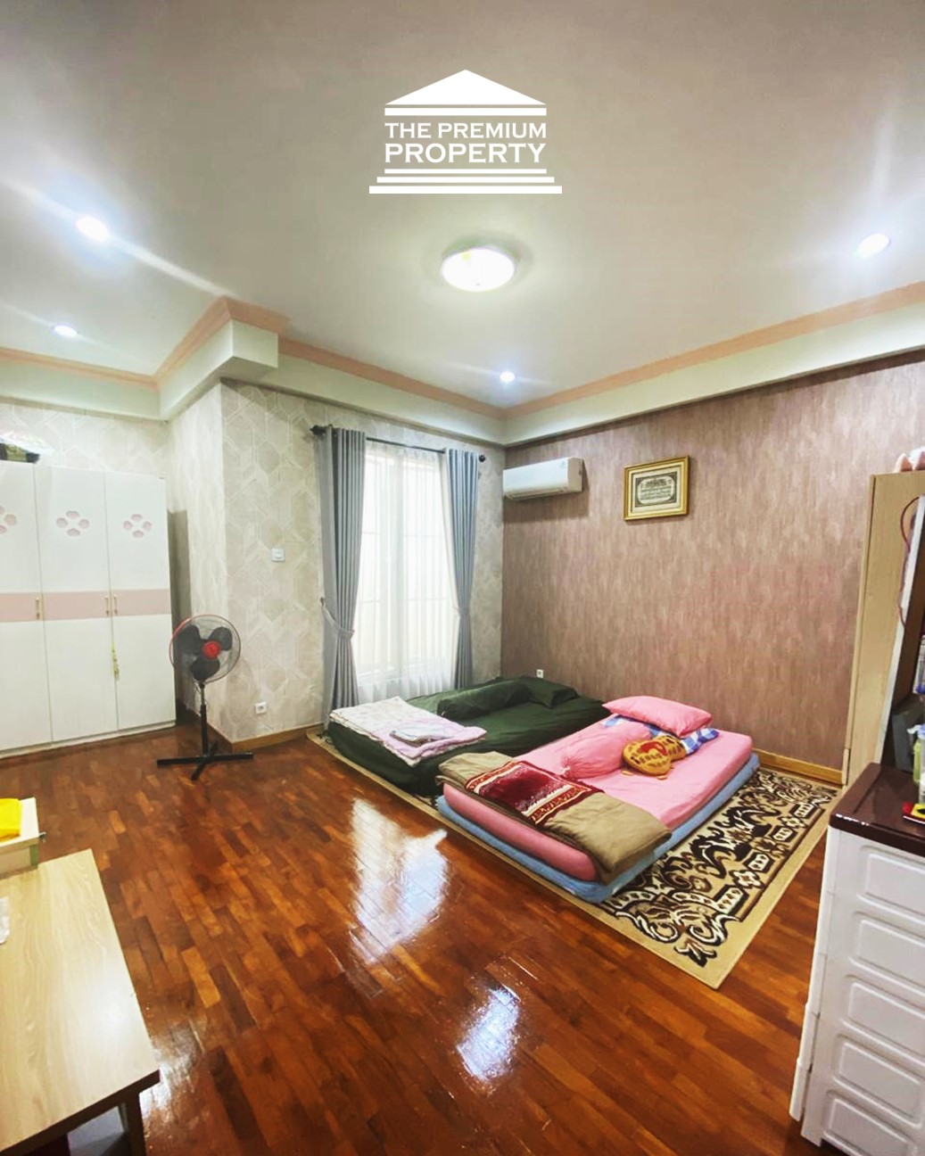 Rumah dijual di Pondok Indah, 3 Lantai, 3+2 Kamar Tidur, Lantai Parquet, Parkir 5 Mobil