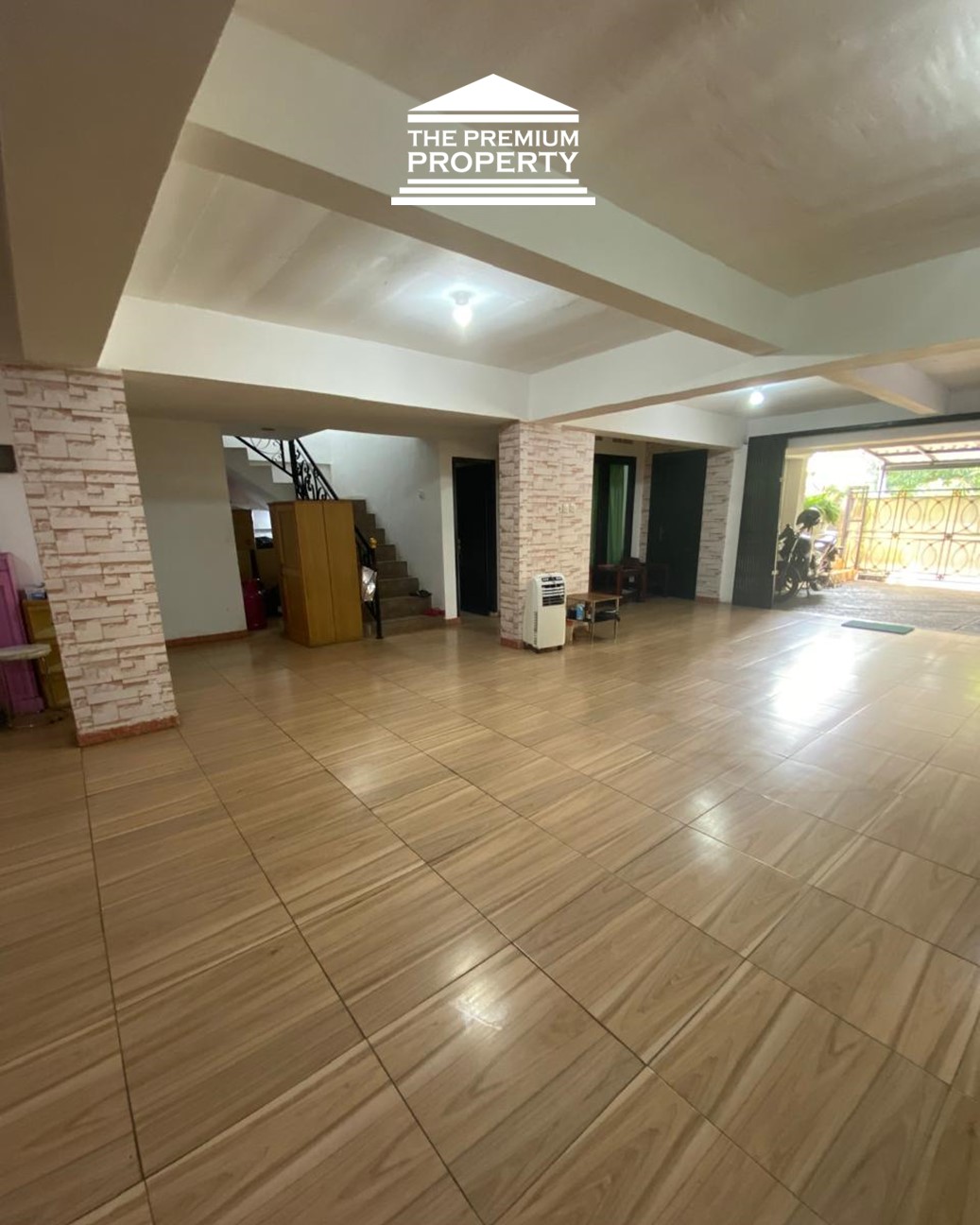 Rumah dijual di Pondok Indah, 3 Lantai, 3+2 Kamar Tidur, Lantai Parquet, Parkir 5 Mobil