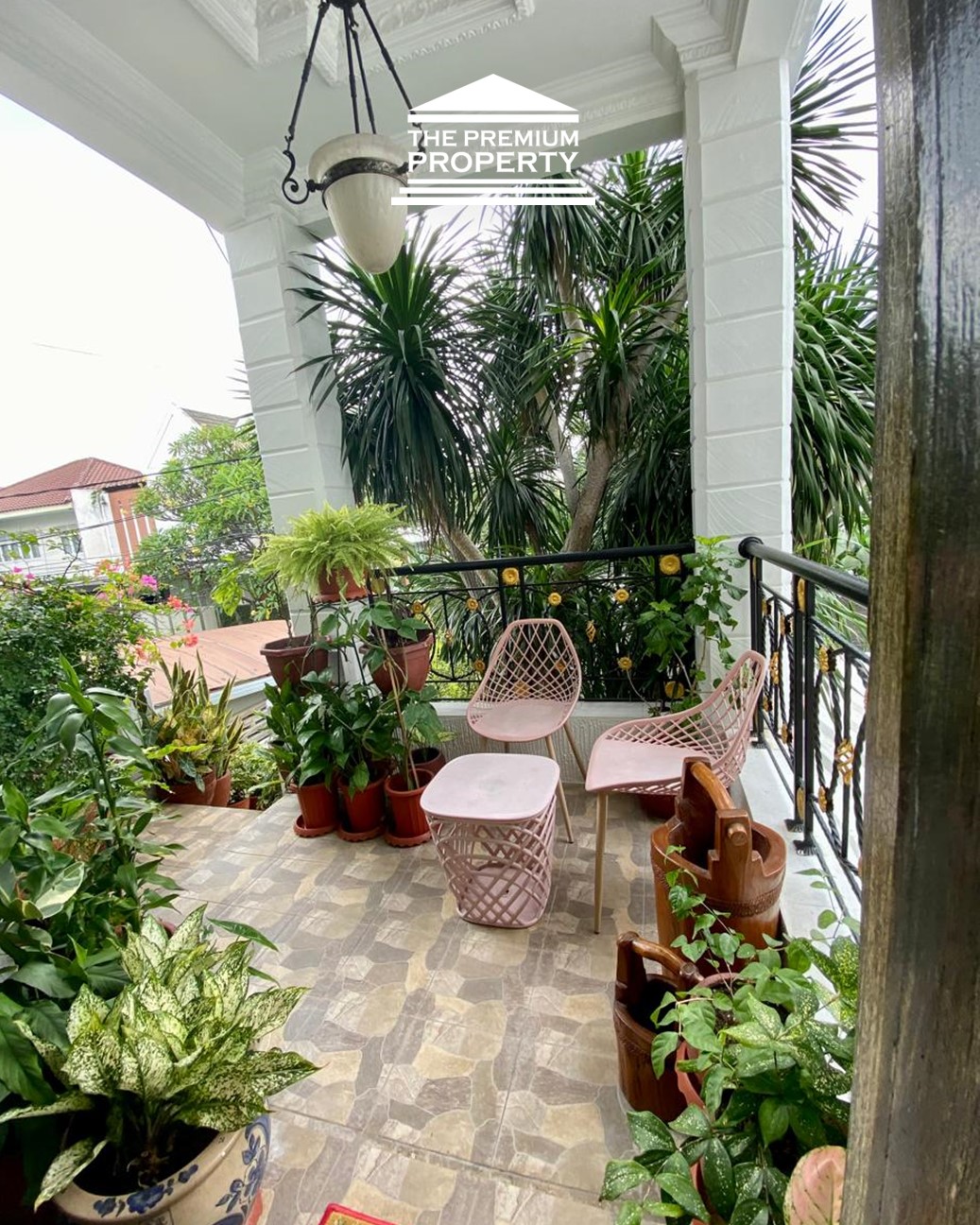 Rumah dijual di Pondok Indah, 3 Lantai, 3+2 Kamar Tidur, Lantai Parquet, Parkir 5 Mobil