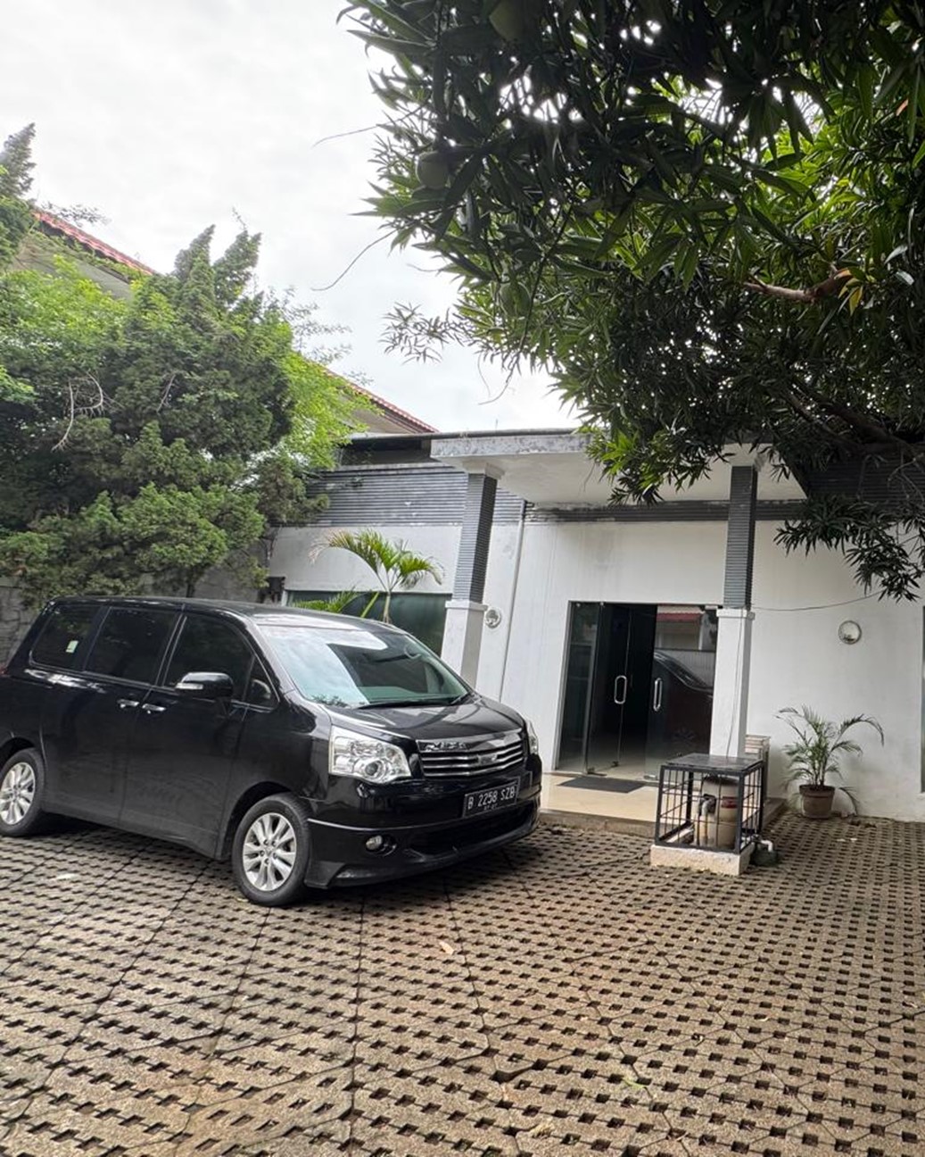 Dijual Rumah Eks Kantor di Mampang Prapatan, 1 Lantai. Cocok Kantor