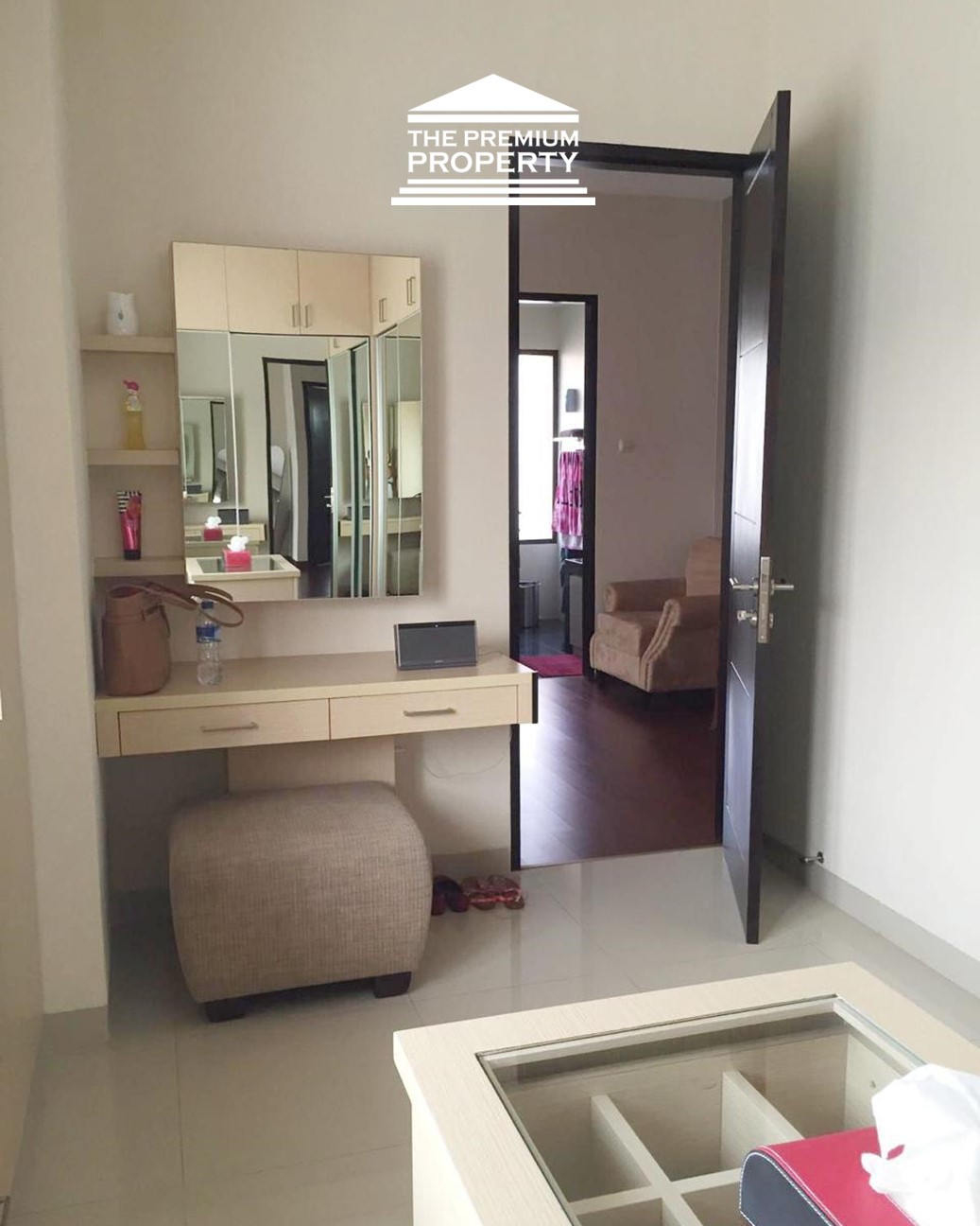 Rumah Dijual di Pondok Labu, Dalam Komplek, 2 Lantai, 4 Kamar Tidur, Ada Kolam Renang