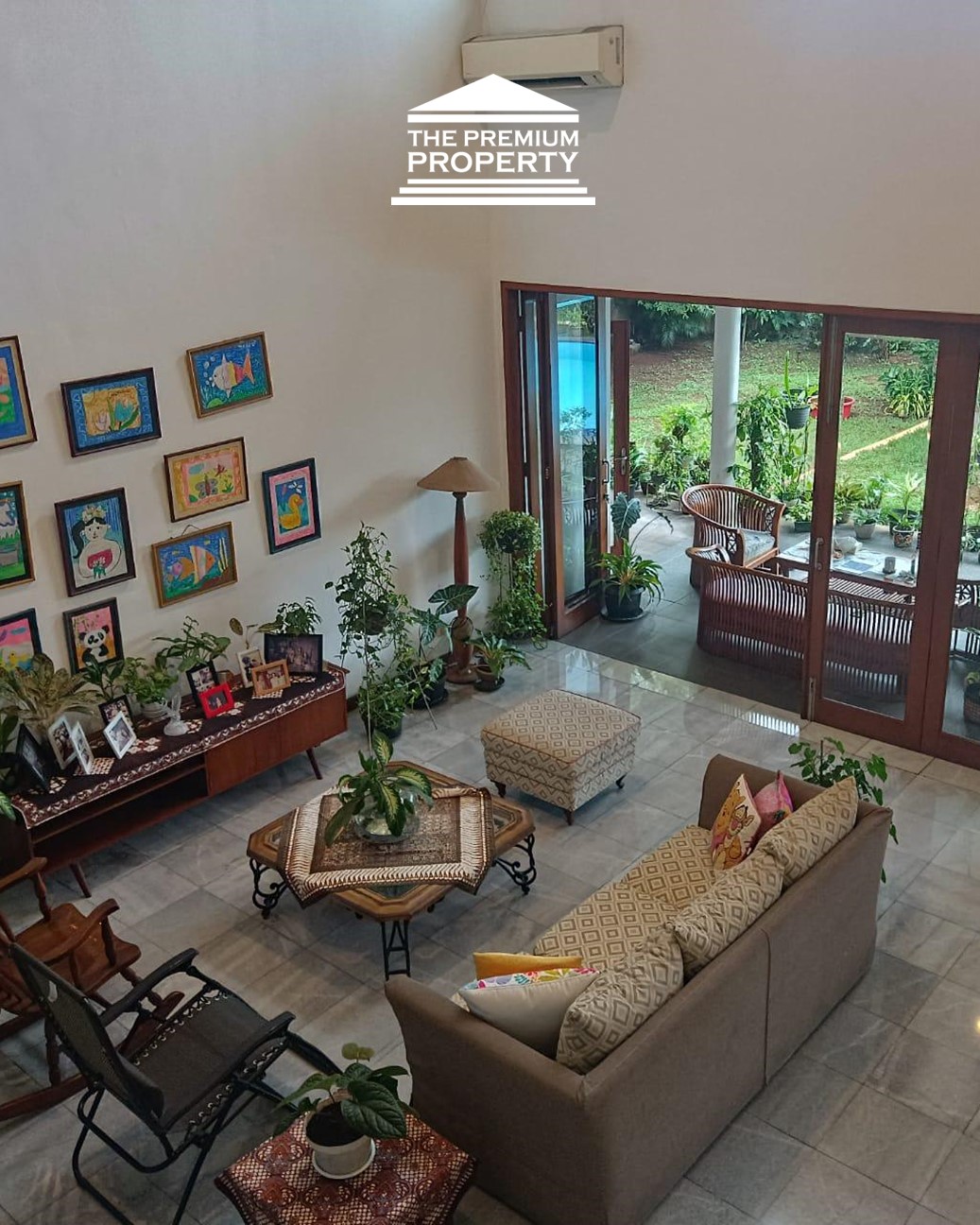 Rumah Dijual di Pejaten, Halaman Luas, ada Kolam Renang, Asri, Parkir Banyak