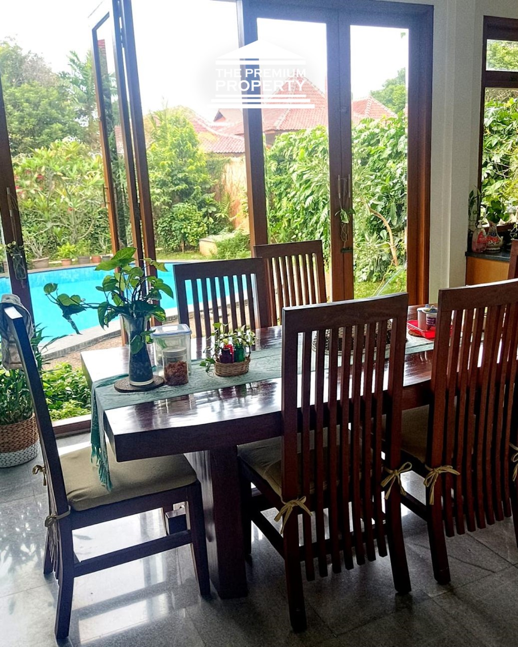 Rumah Dijual di Pejaten, Halaman Luas, ada Kolam Renang, Asri, Parkir Banyak