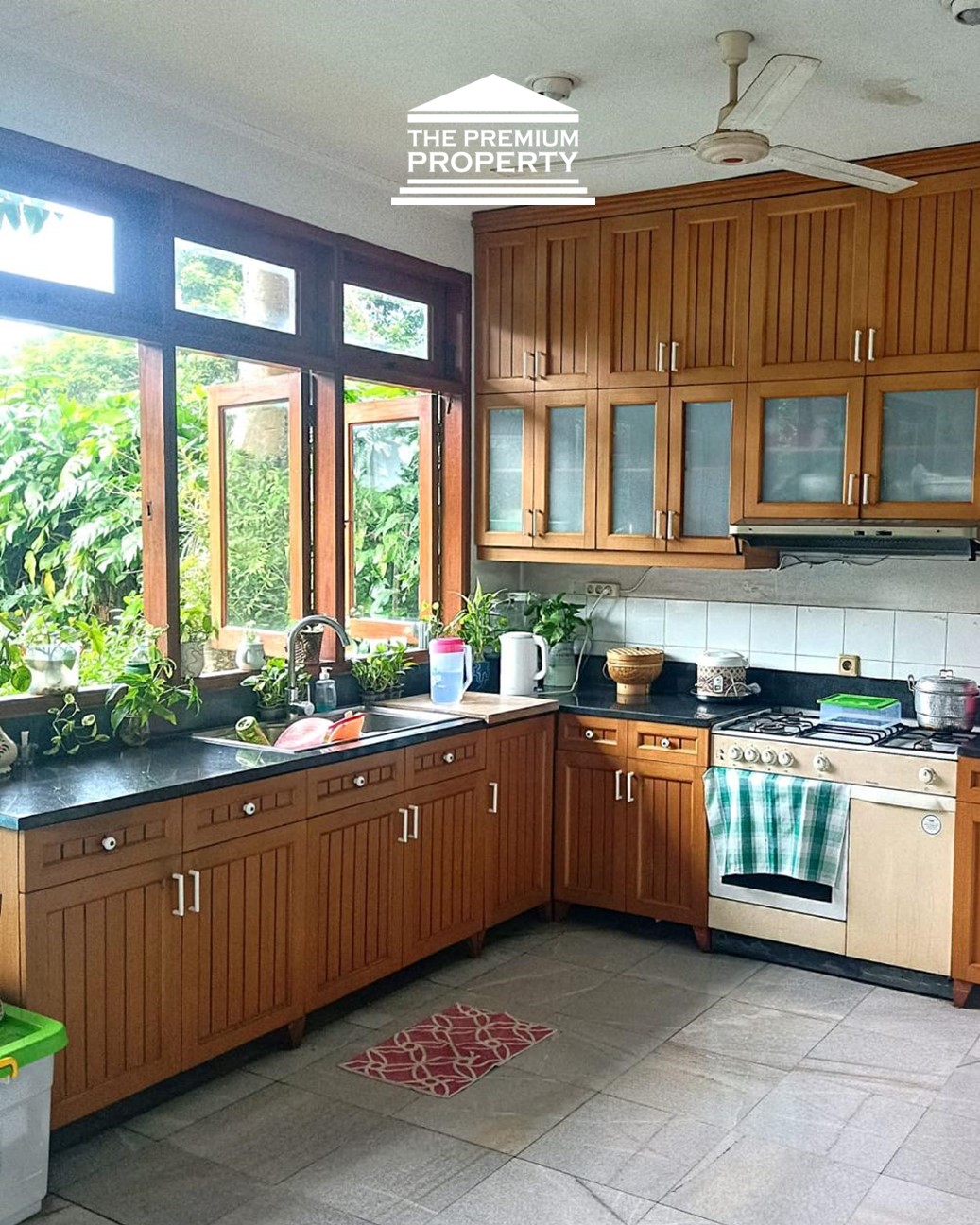 Rumah Dijual di Pejaten, Halaman Luas, ada Kolam Renang, Asri, Parkir Banyak