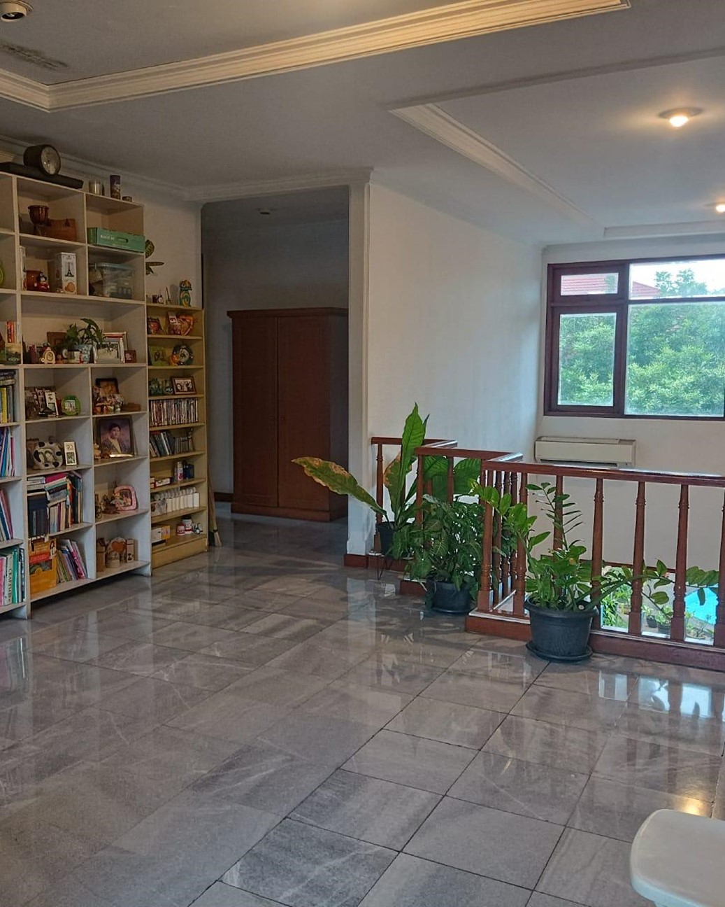 Rumah Dijual di Pejaten, Halaman Luas, ada Kolam Renang, Asri, Parkir Banyak