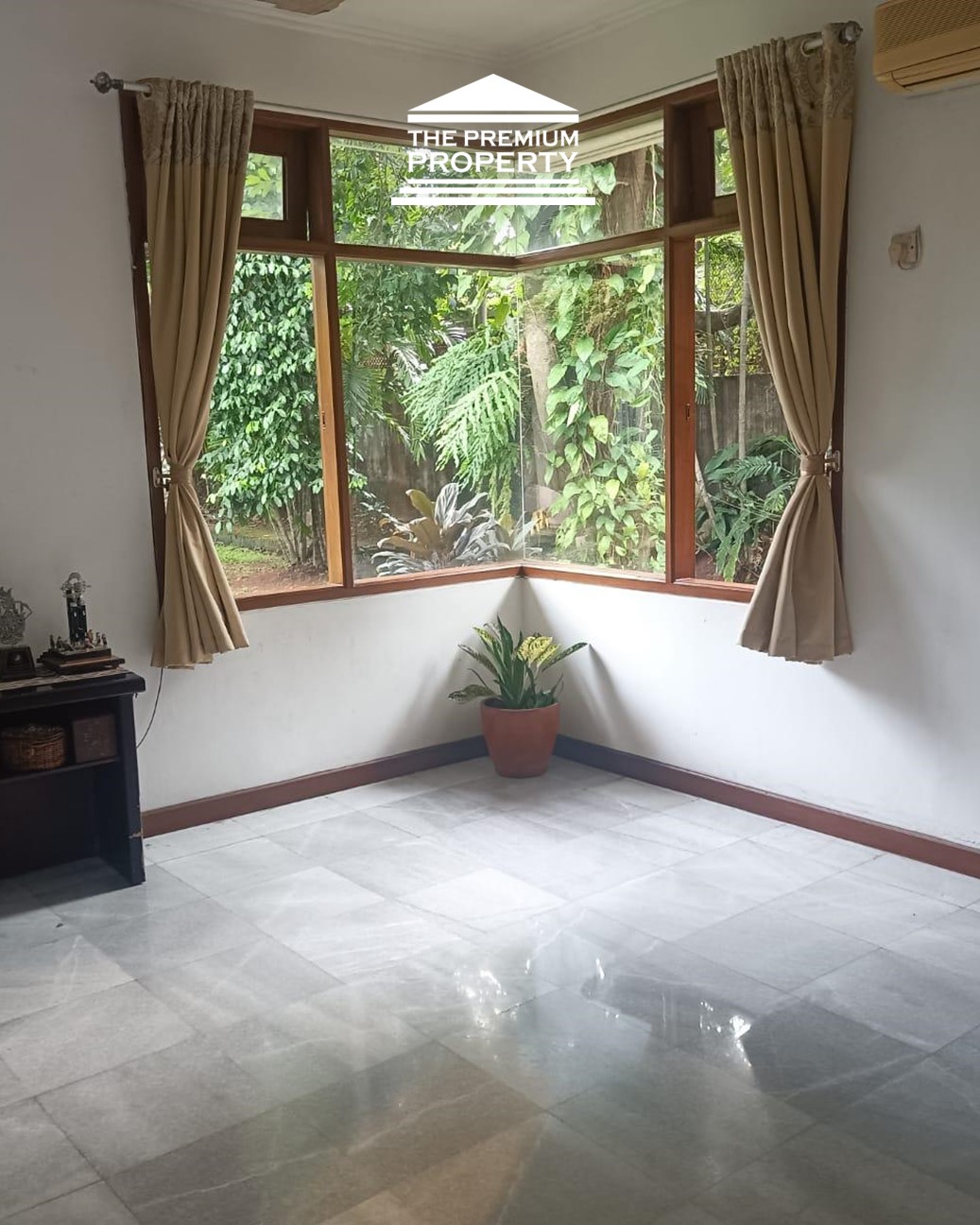 Rumah Dijual di Pejaten, Halaman Luas, ada Kolam Renang, Asri, Parkir Banyak