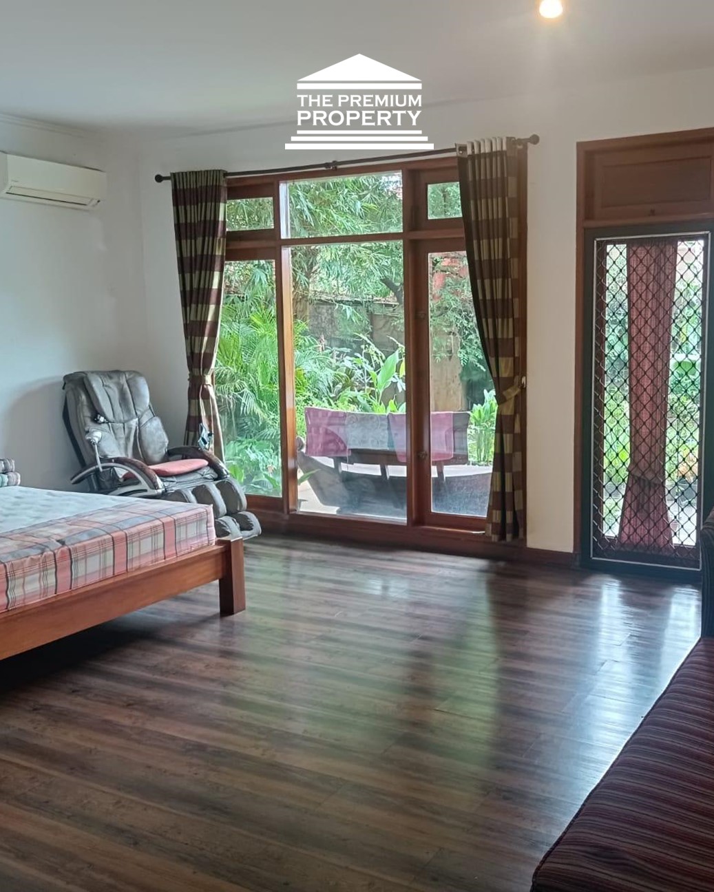 Rumah Dijual di Pejaten, Halaman Luas, ada Kolam Renang, Asri, Parkir Banyak