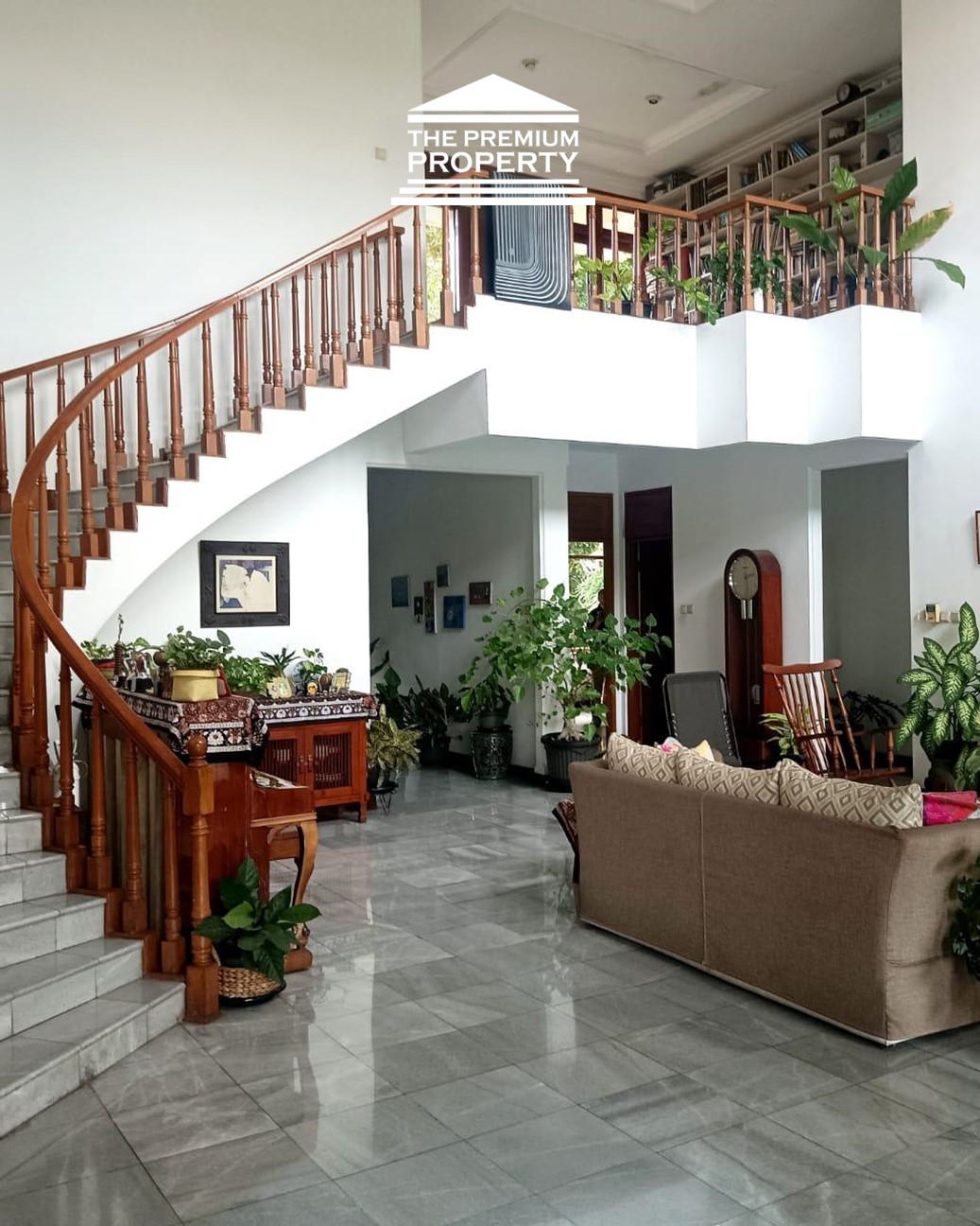 Rumah Dijual di Pejaten, Halaman Luas, ada Kolam Renang, Asri, Parkir Banyak